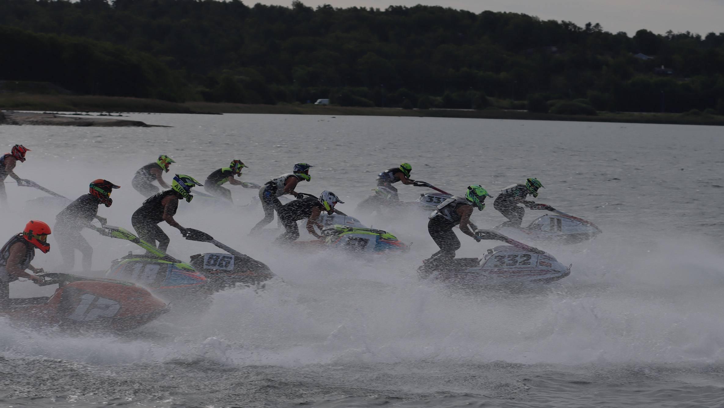 Åtte aquabikeförare kämpar för ledningen i starten på en aquabiketävling. Fotograf: Elin Persson