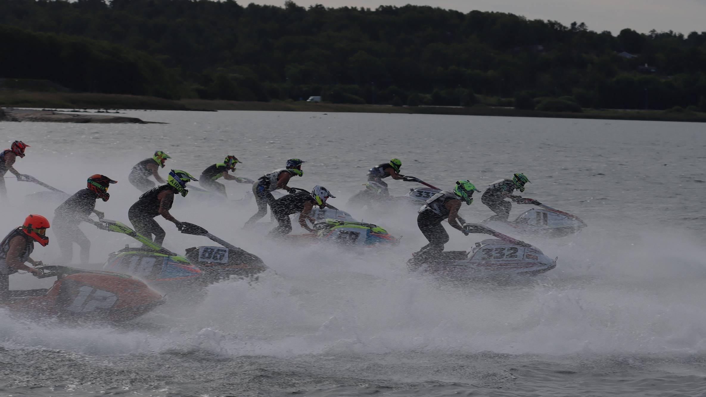 Åtta aquabikeförare kämpar för ledningen i starten på en aquabiketävling. Fotograf: Elin Persson