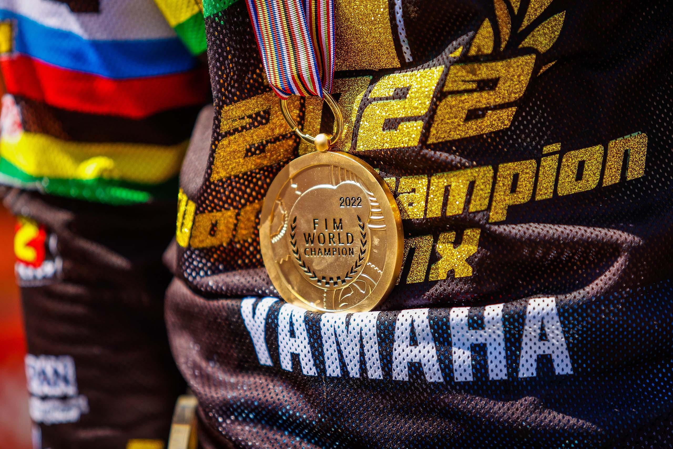 En FIM Worlds Champion medalj som hänger runt halsen på en förare.