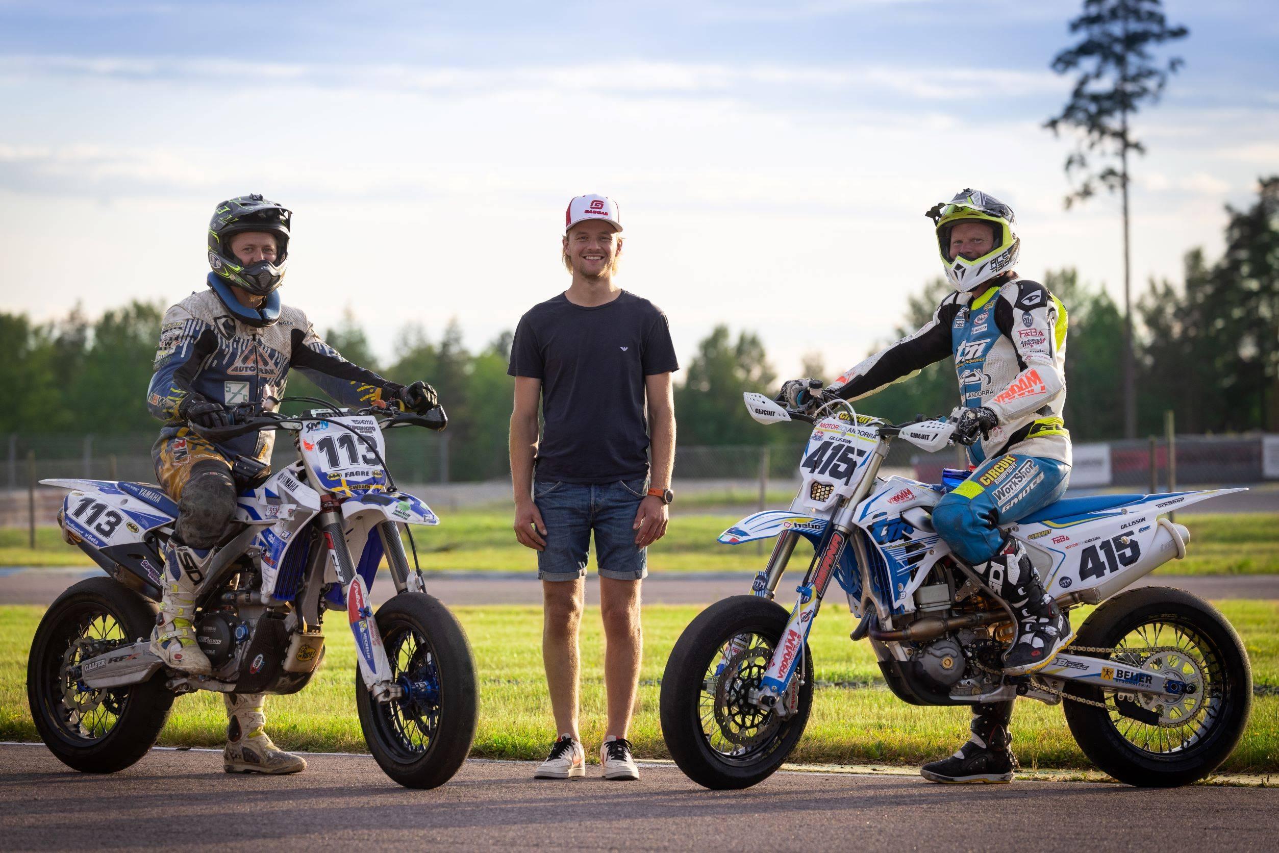 Tre förare som representerar Sverige vid Lag-VM i supermoto. I mitten står en förare med shorts och t-shirt och på varsin sida om honom förare på mc med utrustning.