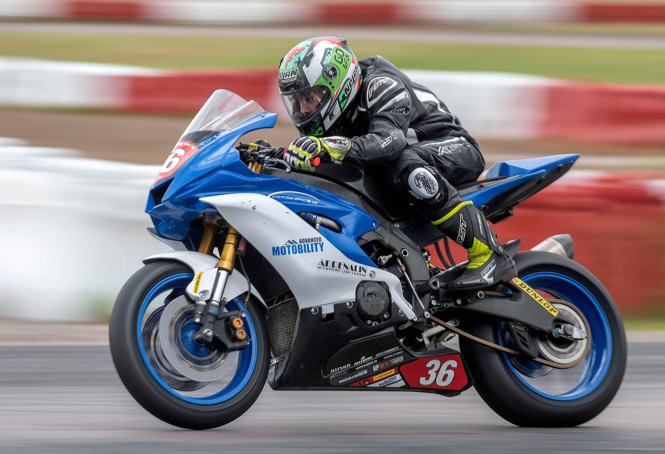 Förare tävlar i klassen Open 600 på en blå motorcykel med siffran 36. Fotograf: Bengt Johannesson
