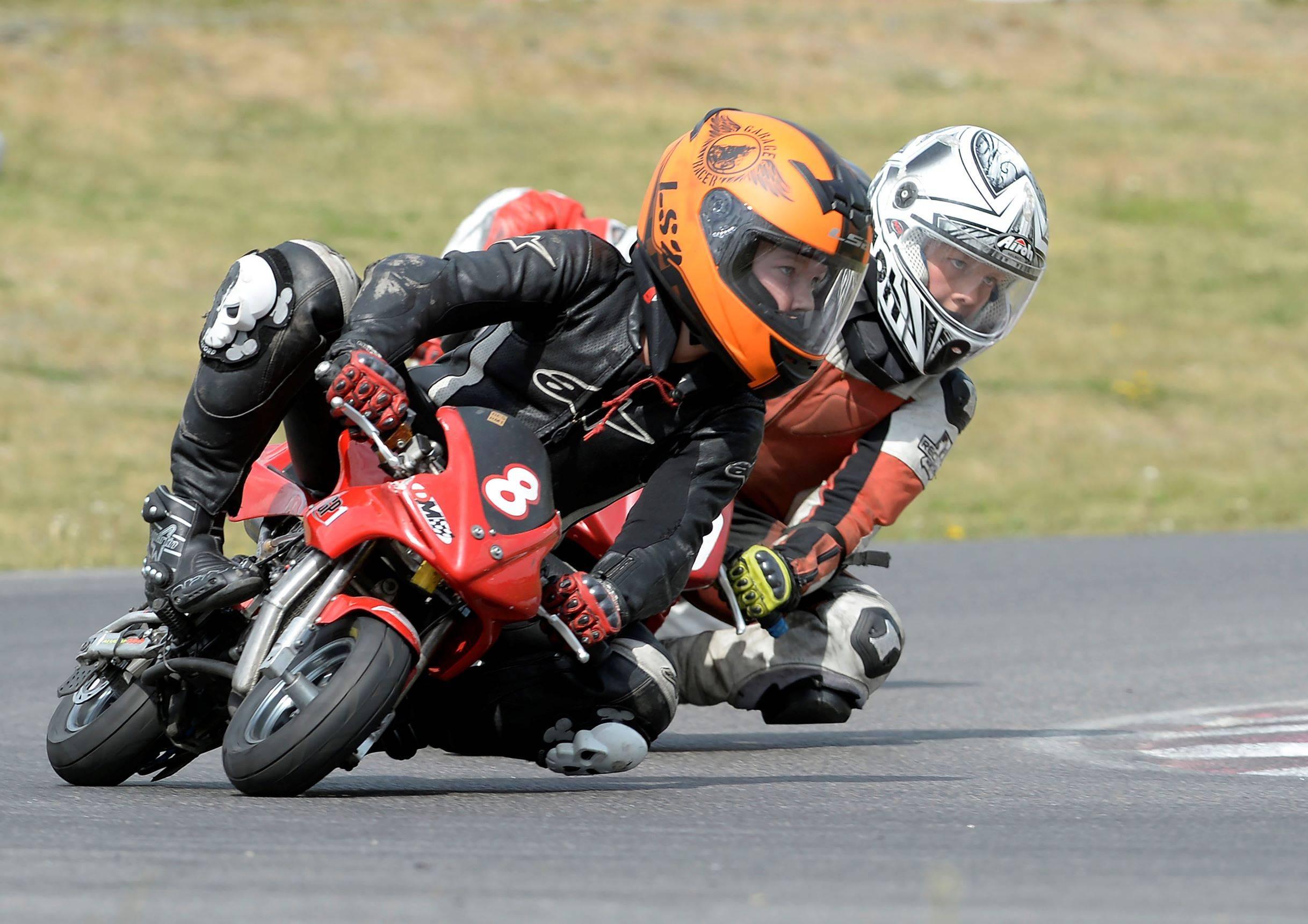 Två förare tävlar om ledningen i minimoto