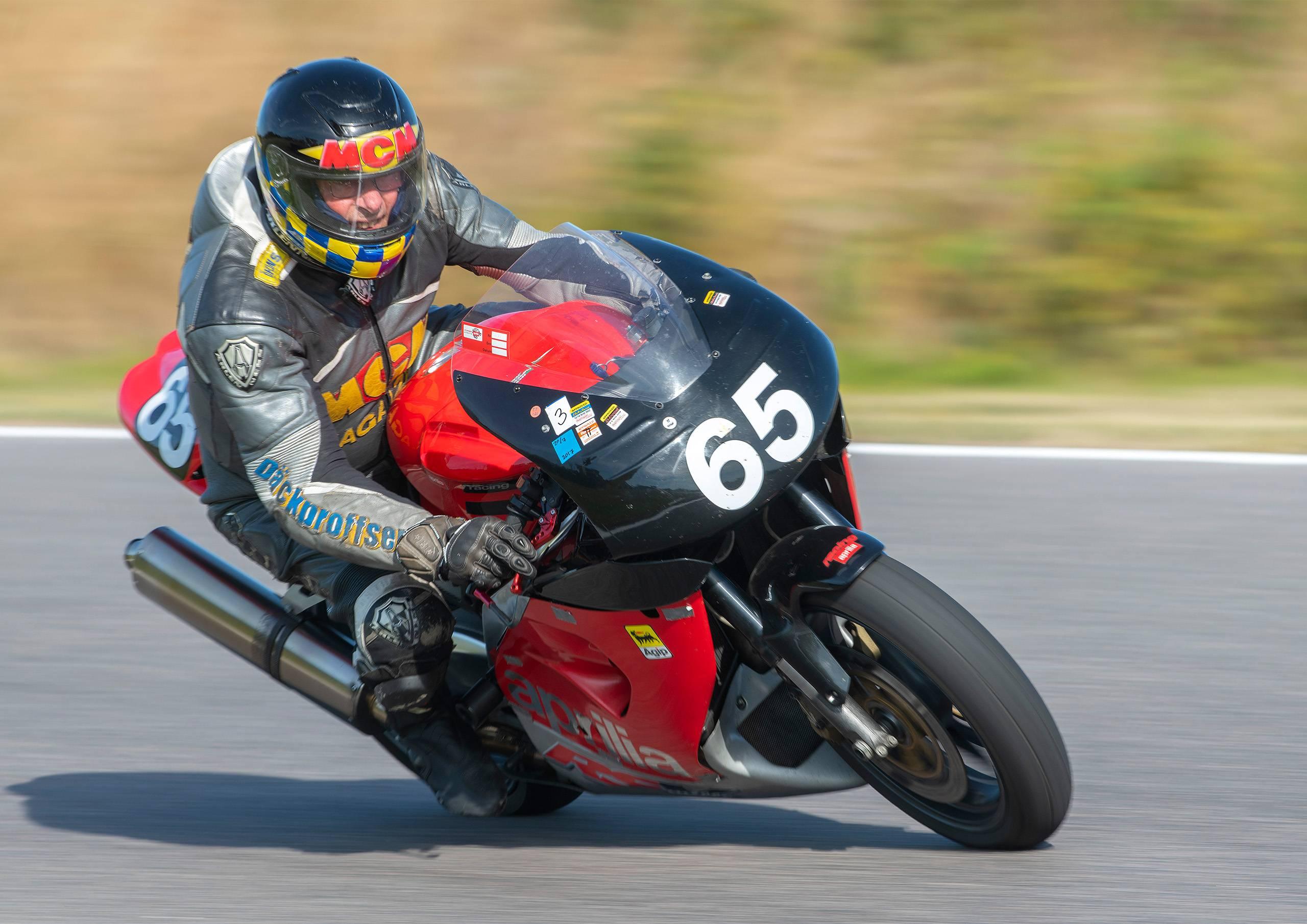Seniorförare kör classic roadracing på en röd och svart motorcykel. Fotograf: Bengt Johannesson