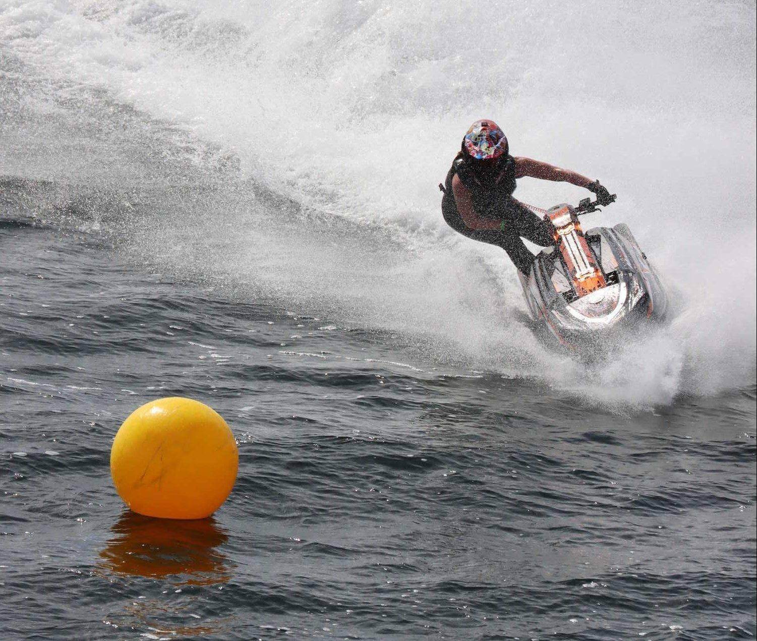 Ski-bike gör sig redo för att runda en boj