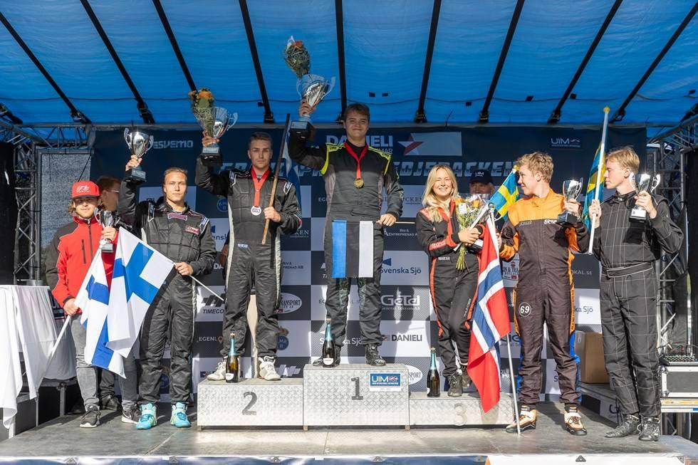 Personer på prispallen i F4 i Smedjebacken 2022.
