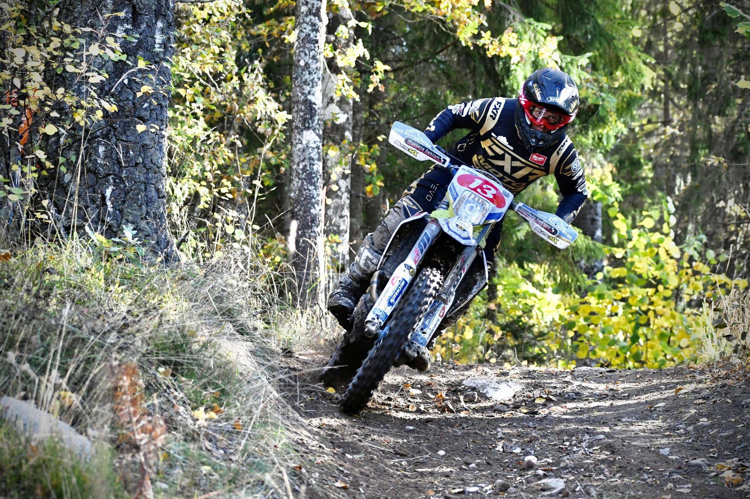 Enduroförare i full fart i skogen