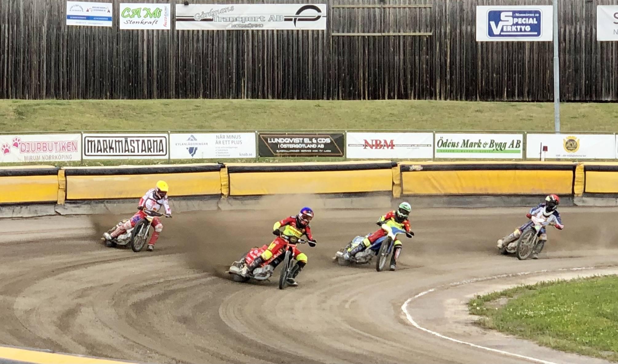 Fyra speedwayförare i en kurva.