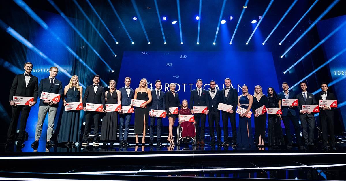 Deltagare av elitidrottsstipendiet står på en scen och har mottagit sina stipendium.