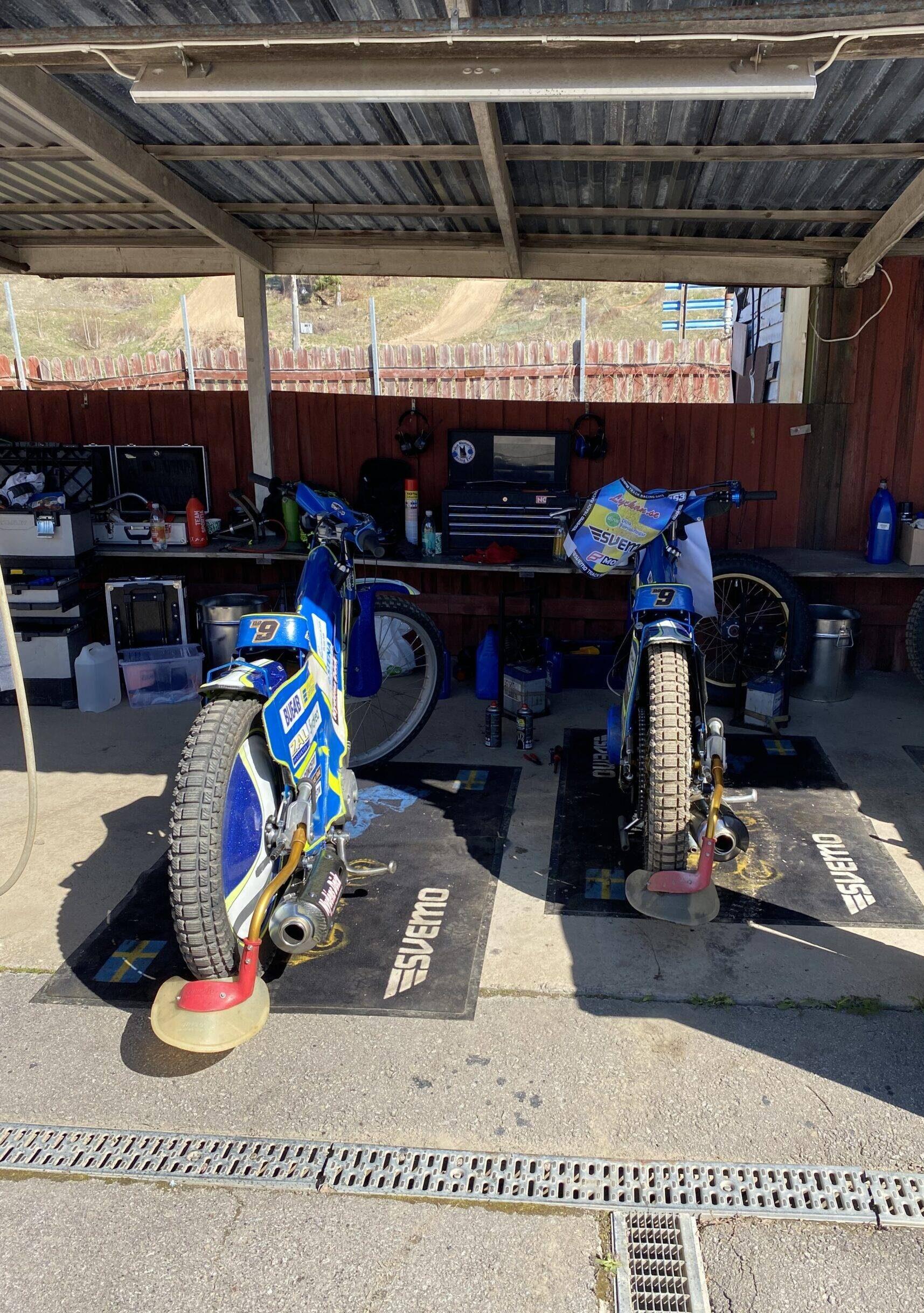 2 motorcyklar i depån