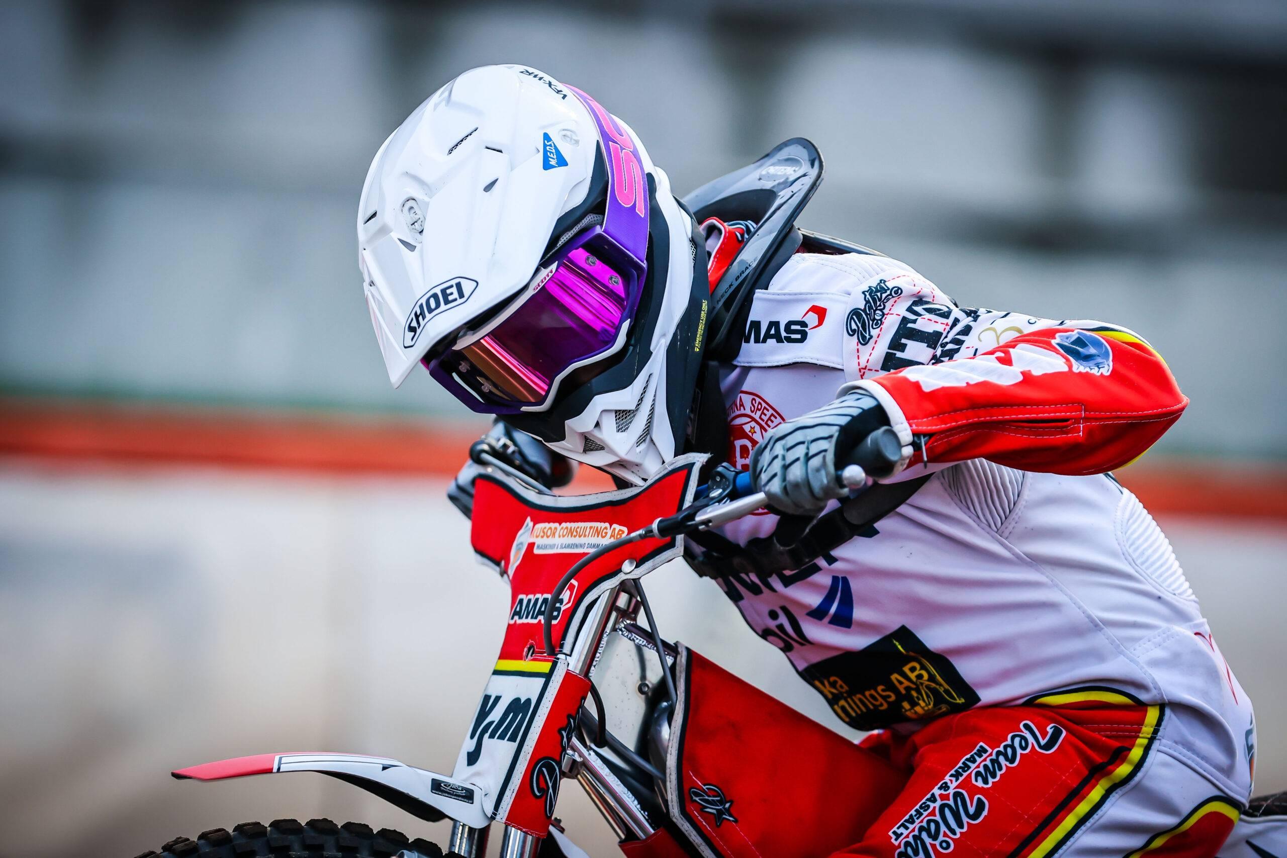 Förare Dante Johansson lutar sig fram över styret på sin speedway-hoj