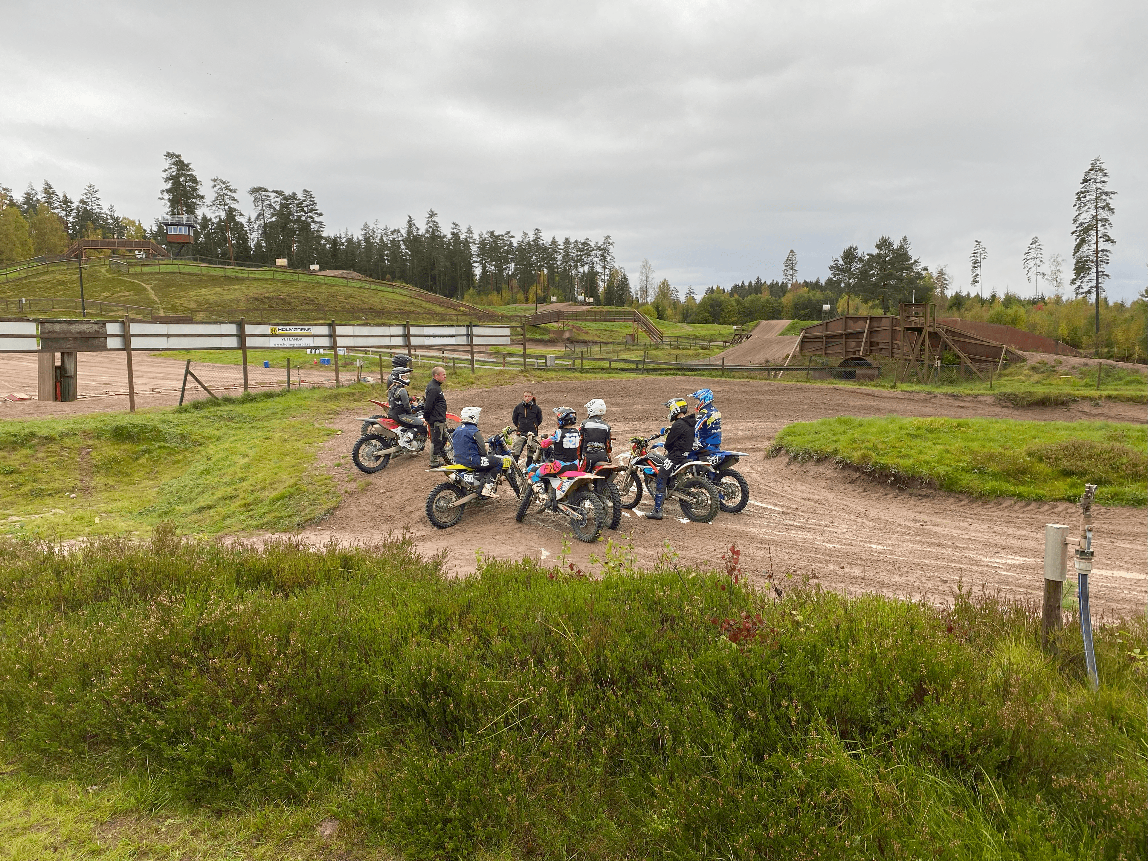 Gruppbild på en elevträning i motocross