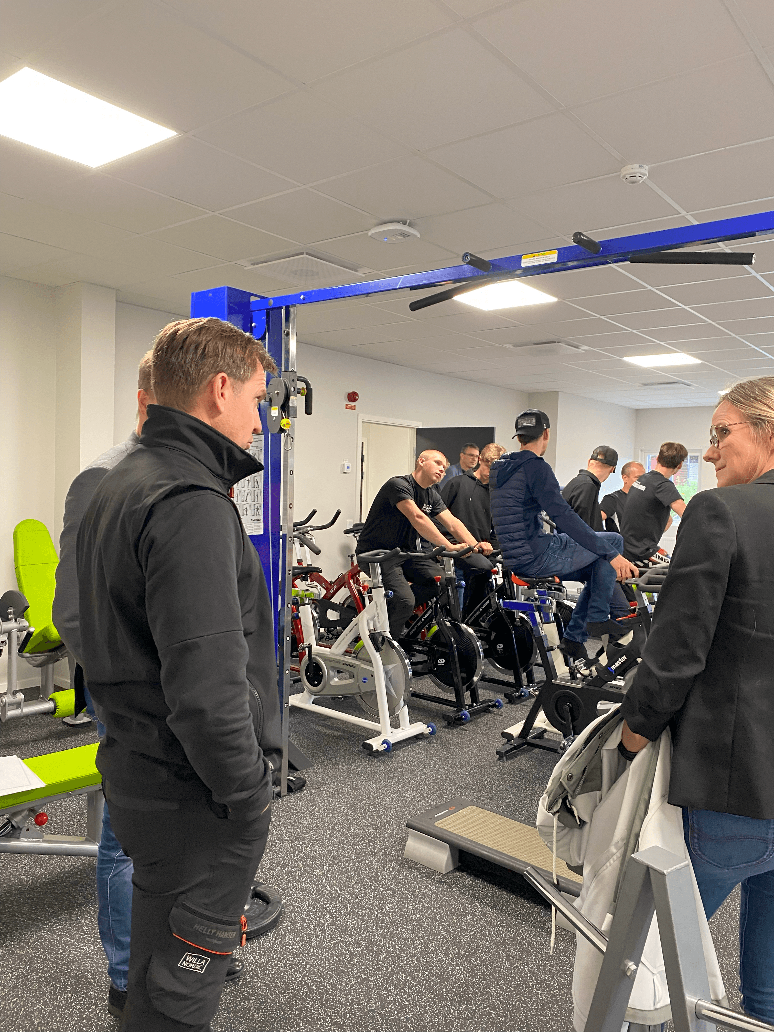 Besökare minglar i det nybyggda gymmet