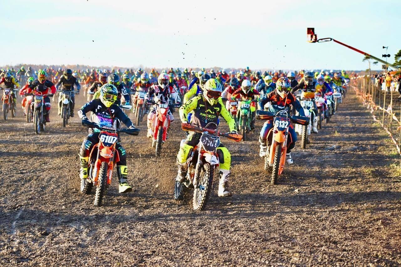 Hundratals enduroförare i starten på Gotland Grand National.