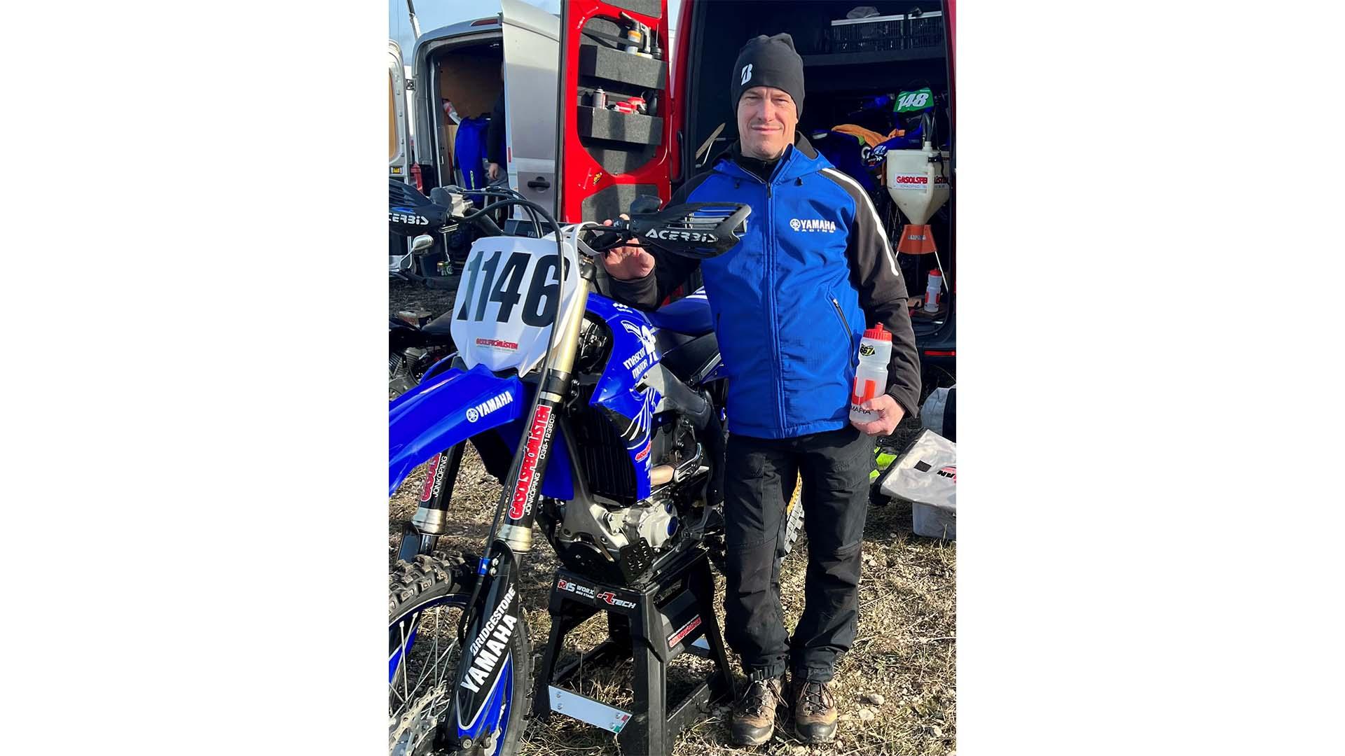 Bild på Pelle Svensson bredvid en motocross.