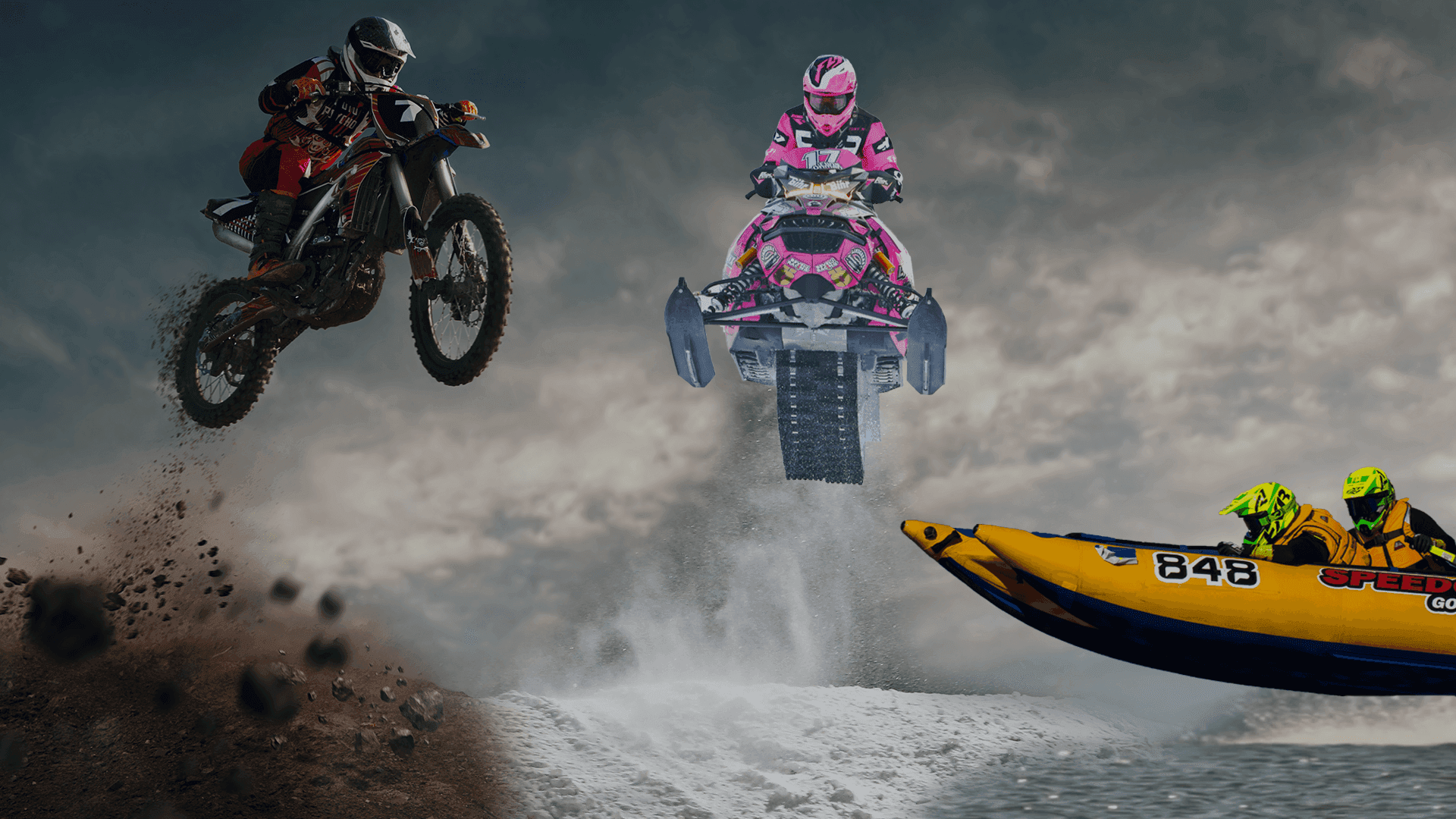 En motocross, en snöskoter och en racerbåt i luften och koncentrerade förare. En actionfylld bild.