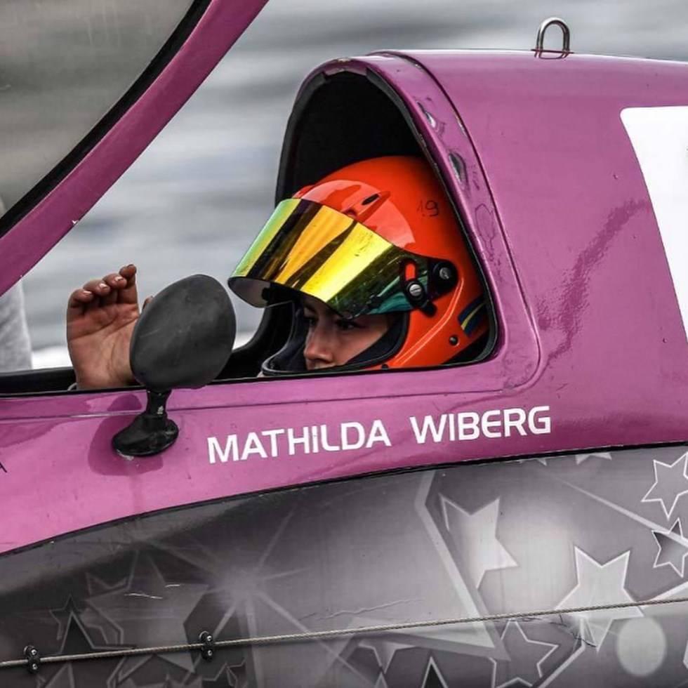 Mathilda Wiberg i en cockpitbåt.