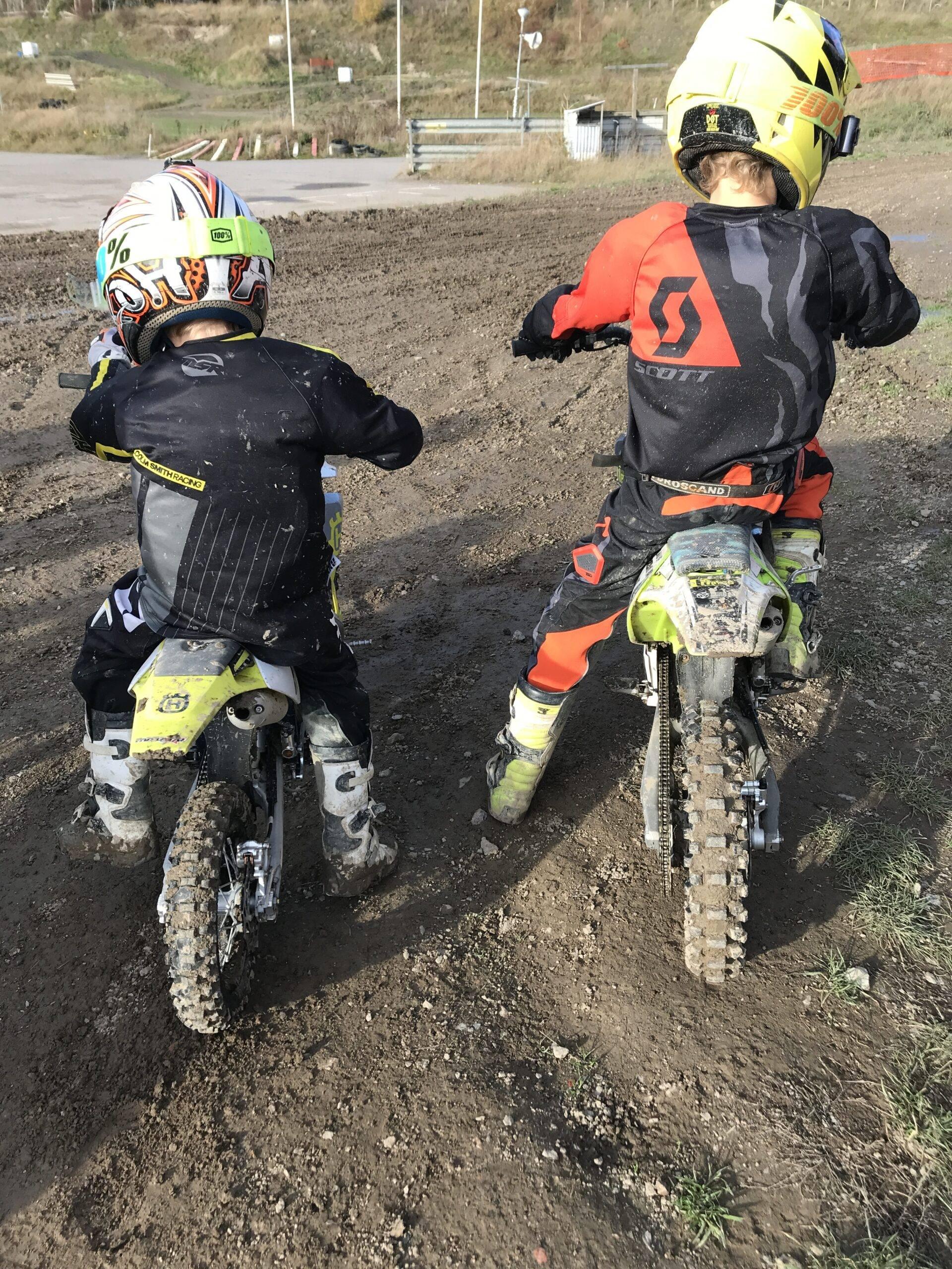 två barn kör motocross