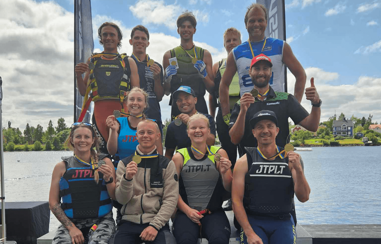 Gruppbild på medaljörerna SM-finalen Aquabike 2023 Umeå