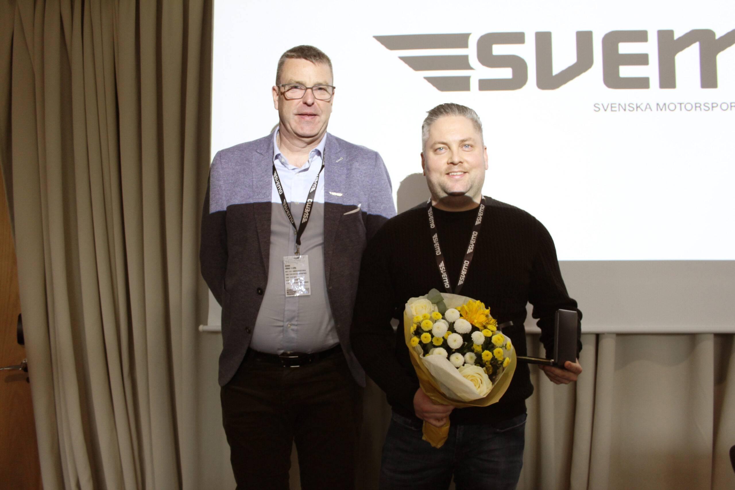 Joakim Svensson tar emot förtjänstplakett för sina år i motocrossektionen