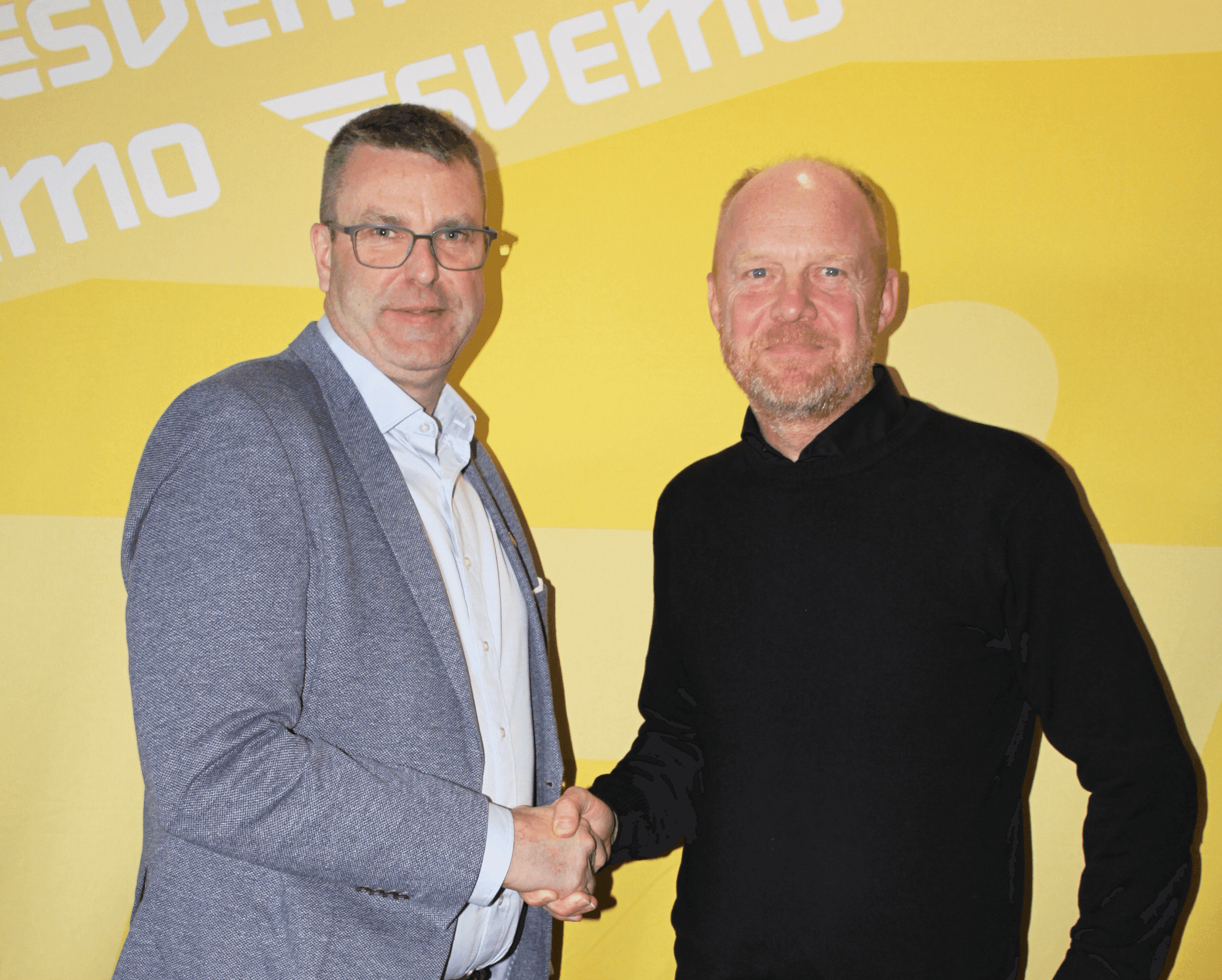 Fd. ordförande Robert Svensson skakar hand med nya ordförandet Jonas Gustafsson