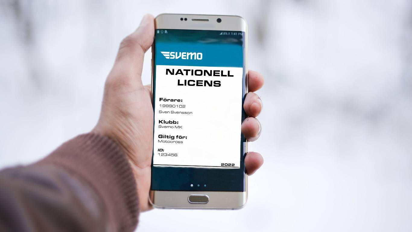 Bild på en hand med en telefon som visar en Svemo licens på displayen.