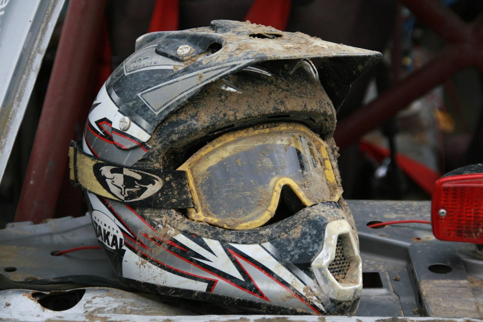 En lerig motorcykelhjälm och skyddsglasögon