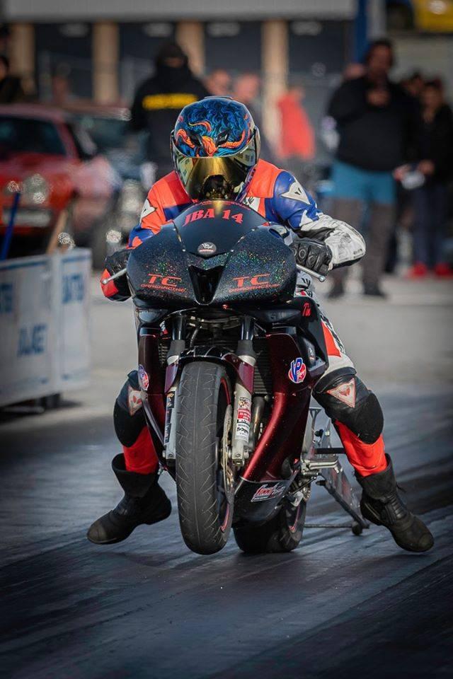 En förare på bakhjulet i junior dragbike