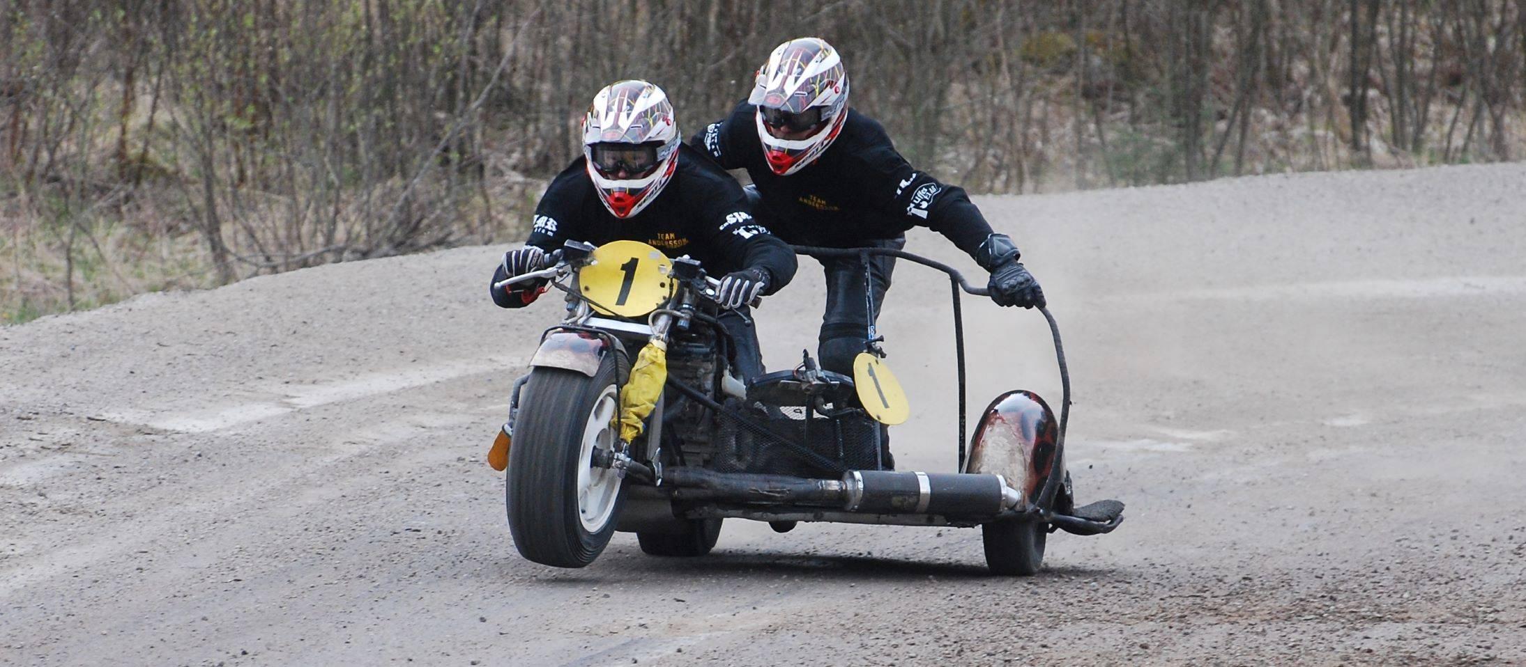 Sidvagnsekipage kör backe