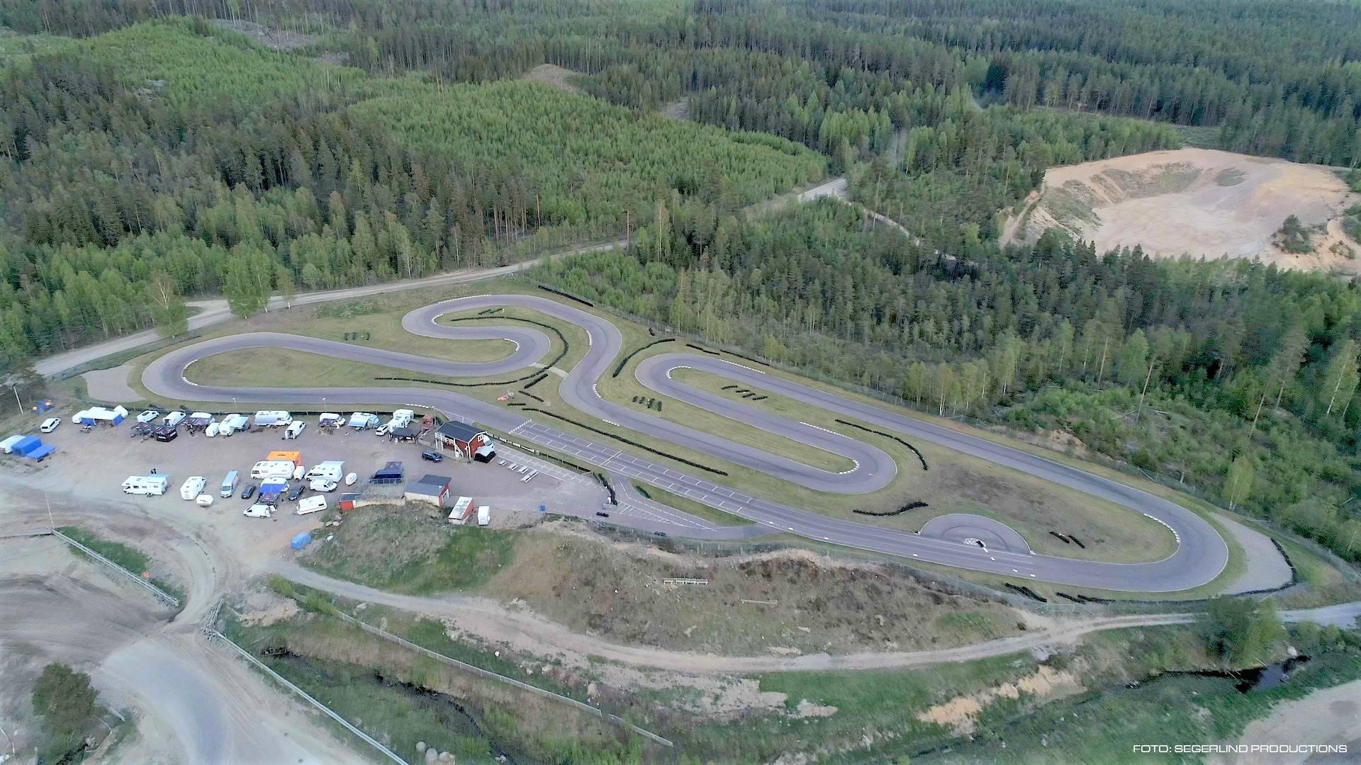 En asfaltbana sett ovanifrån