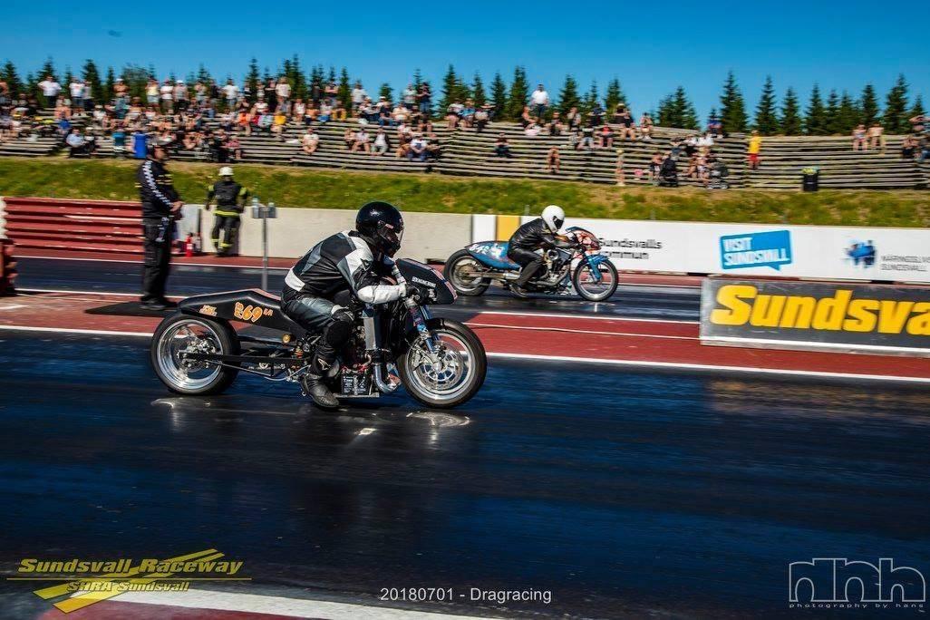 Två dragracingförare tävlar om förstaplatsen