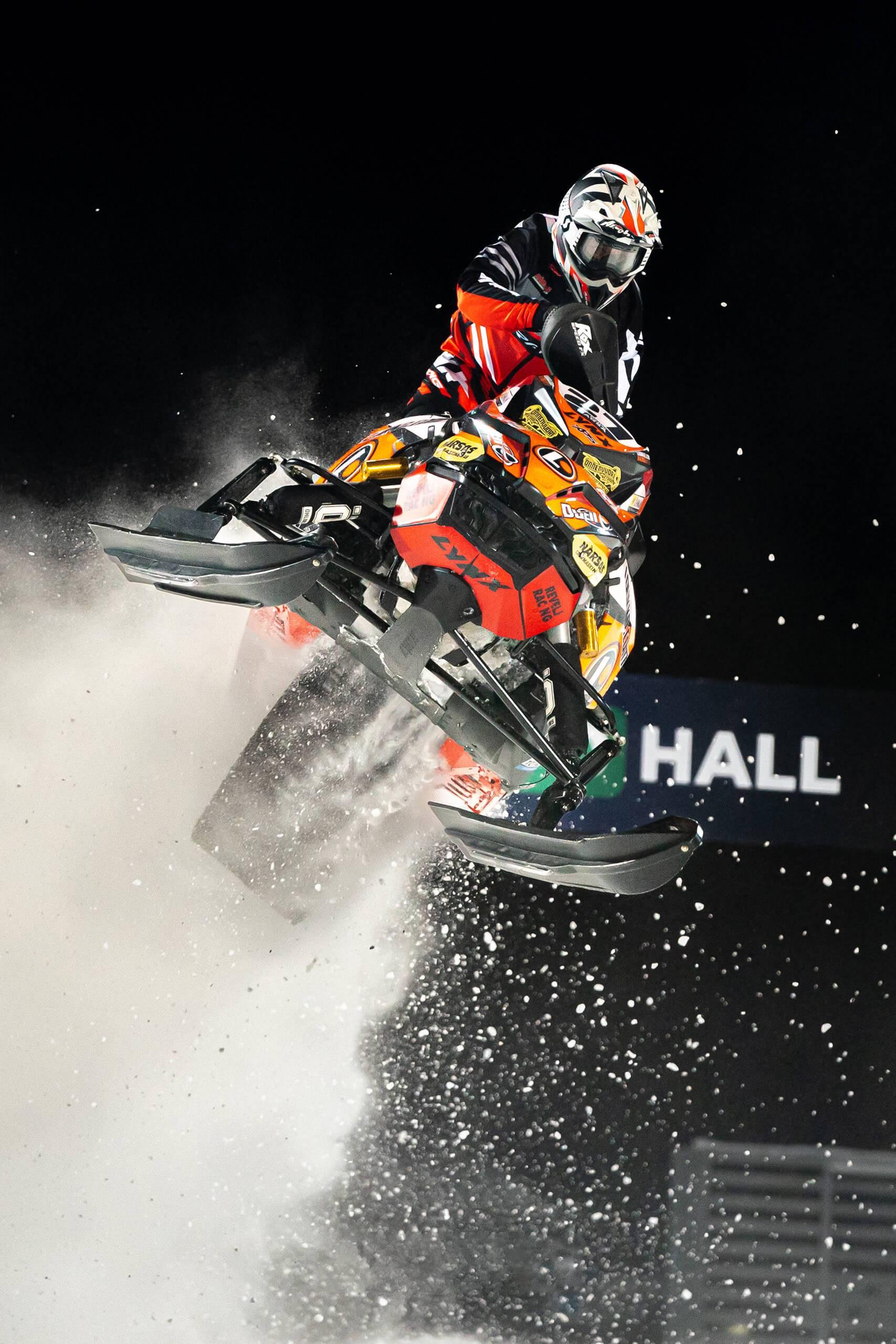 Snöskoterförare högt i luften på sin skoter