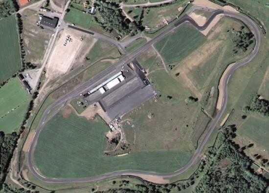 EN drönarbild över en asfaltsbana