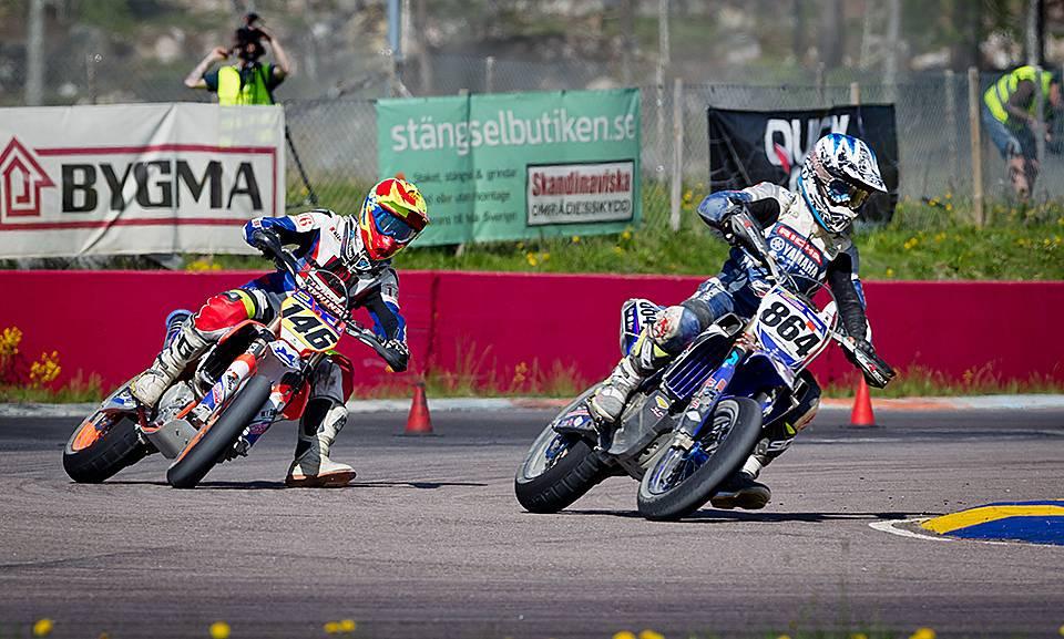 Två förare kör ut ur en vänstersväng med fast blick