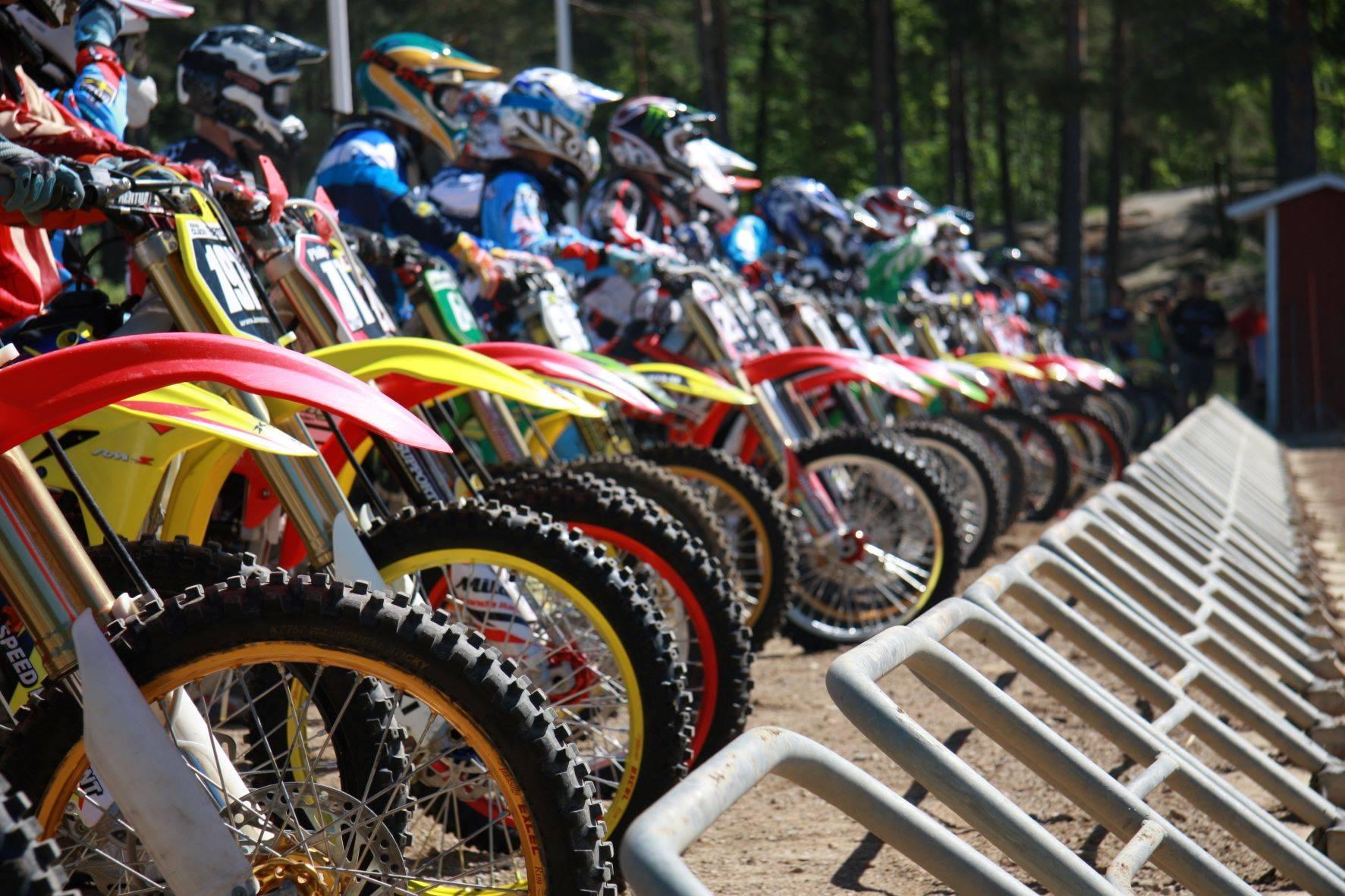 Förare står vid startgriden i motocross
