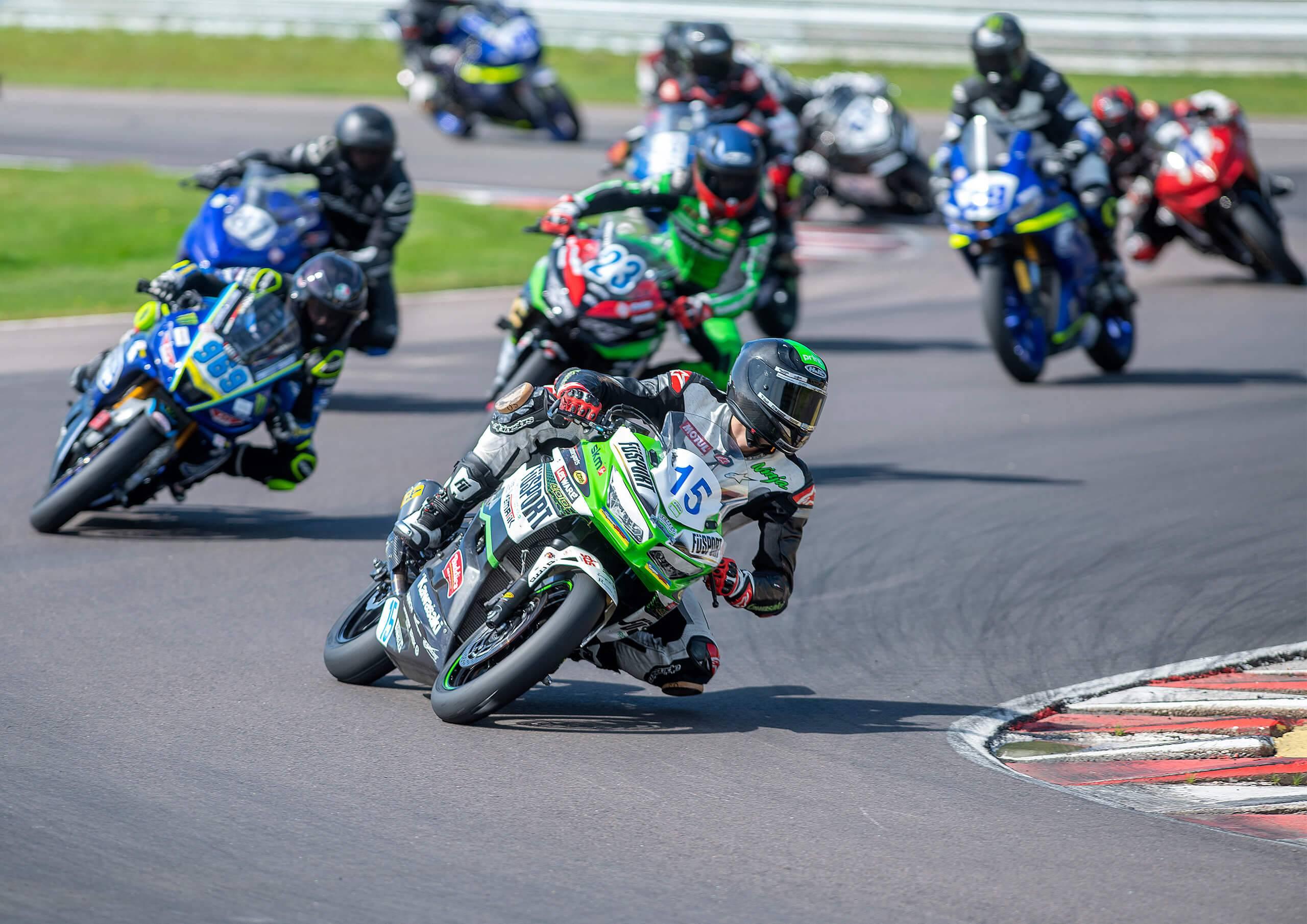 Juniorer som kör roadracing supersport 300. Fotograf: Bengt Johannesson
