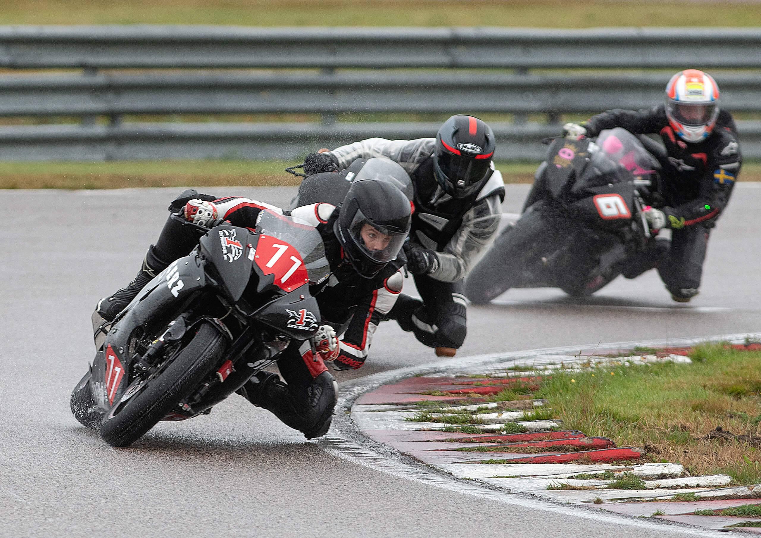Tre kvinnliga roadracingförare på varsinn motorcykel i en kurva. Foto: Bengt Johannesson