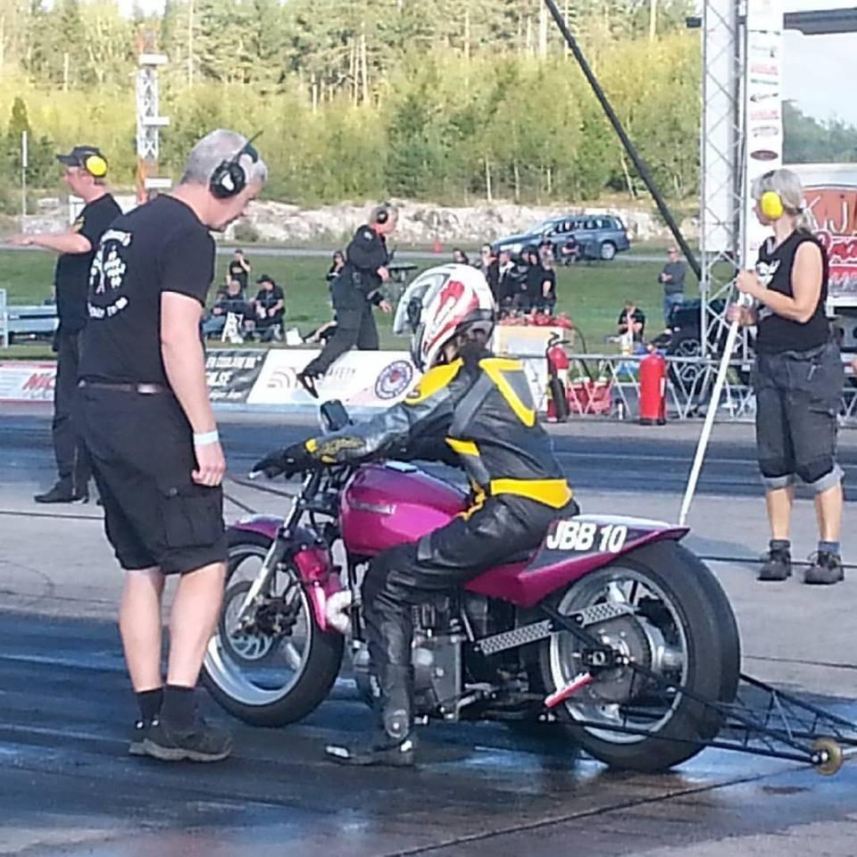 En förare pratar med en funktionär vid starten på en tävling i dragbike