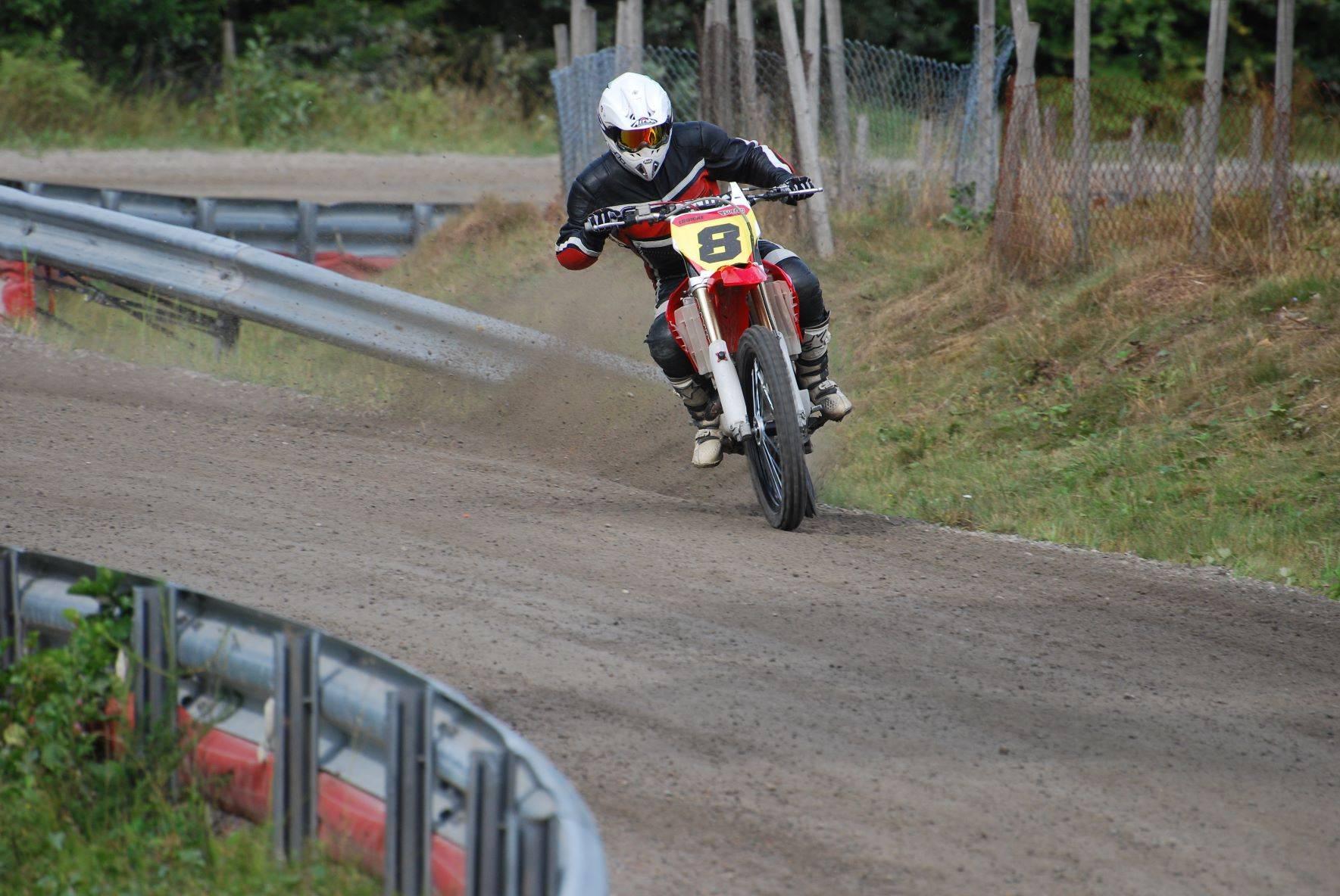 Förare i backe kör i en högerkurva
