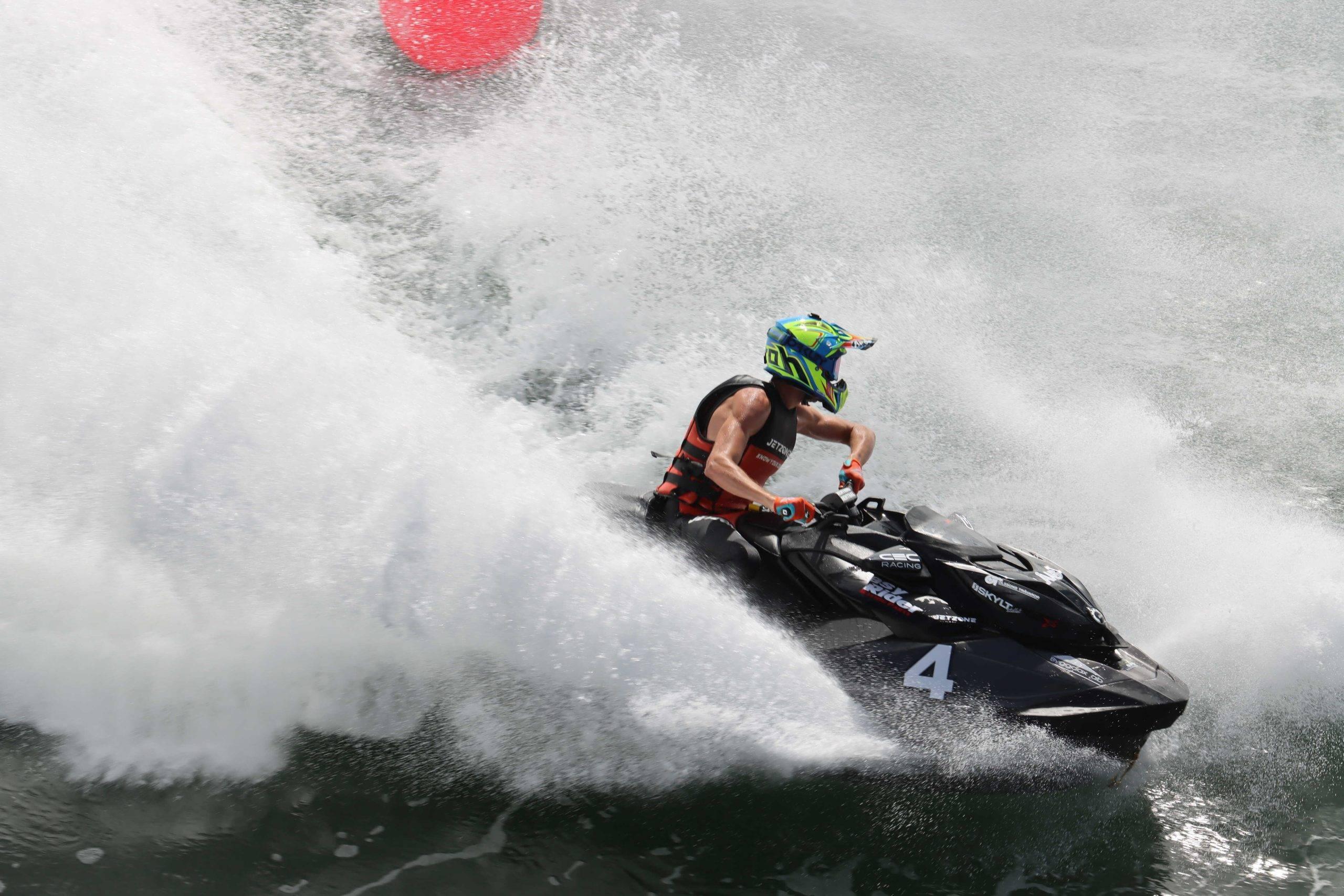 Vattenskoter svänger skarpt
