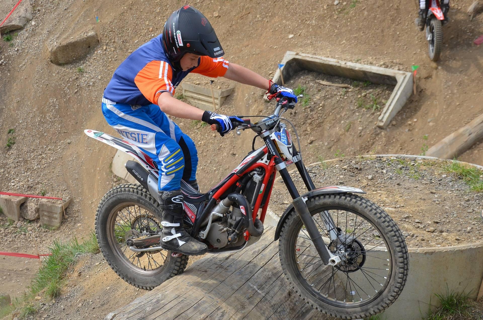 En ung kille kör upp på en trätrumma med trial