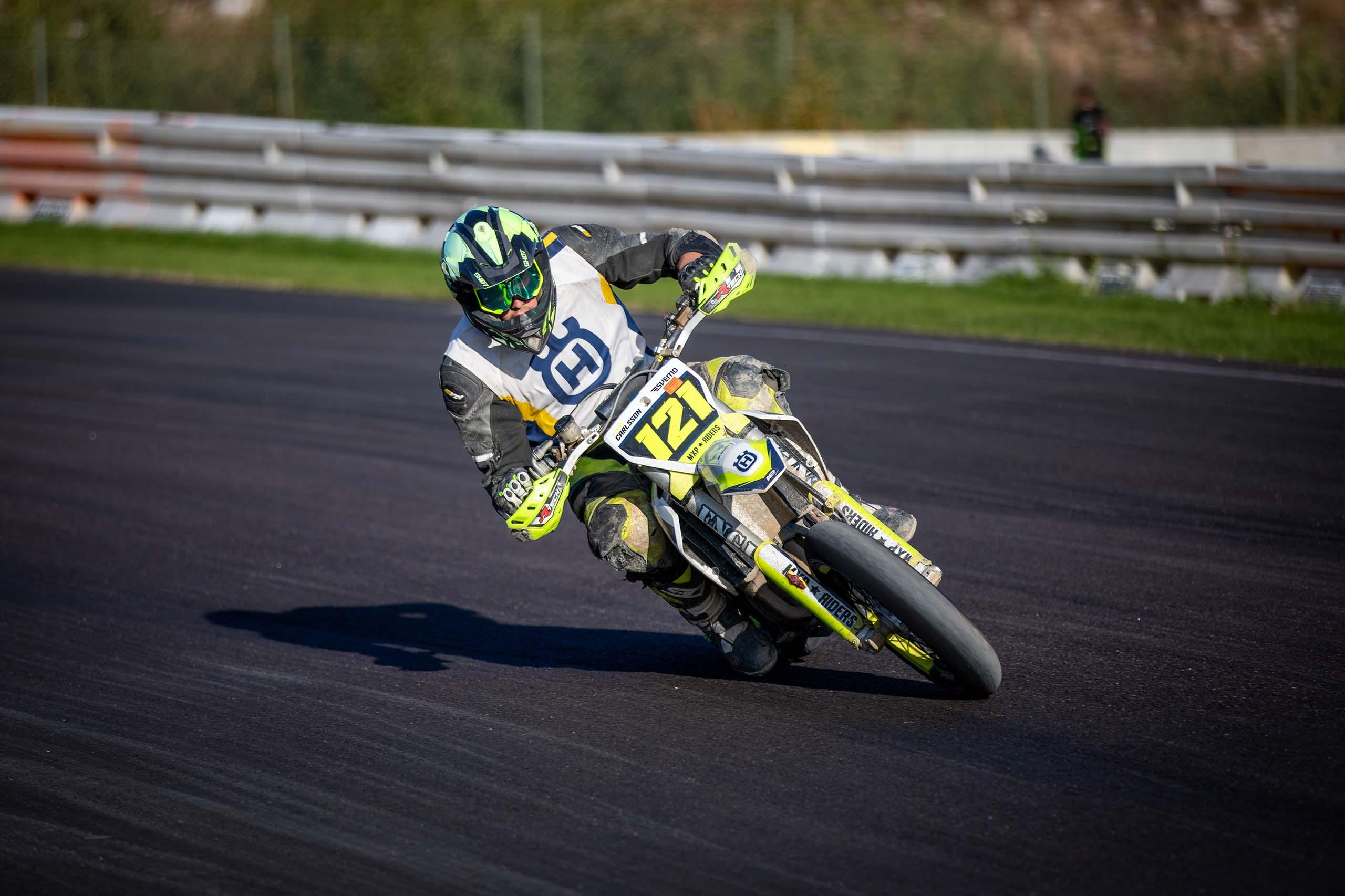 En supermotoförare kör supermoto