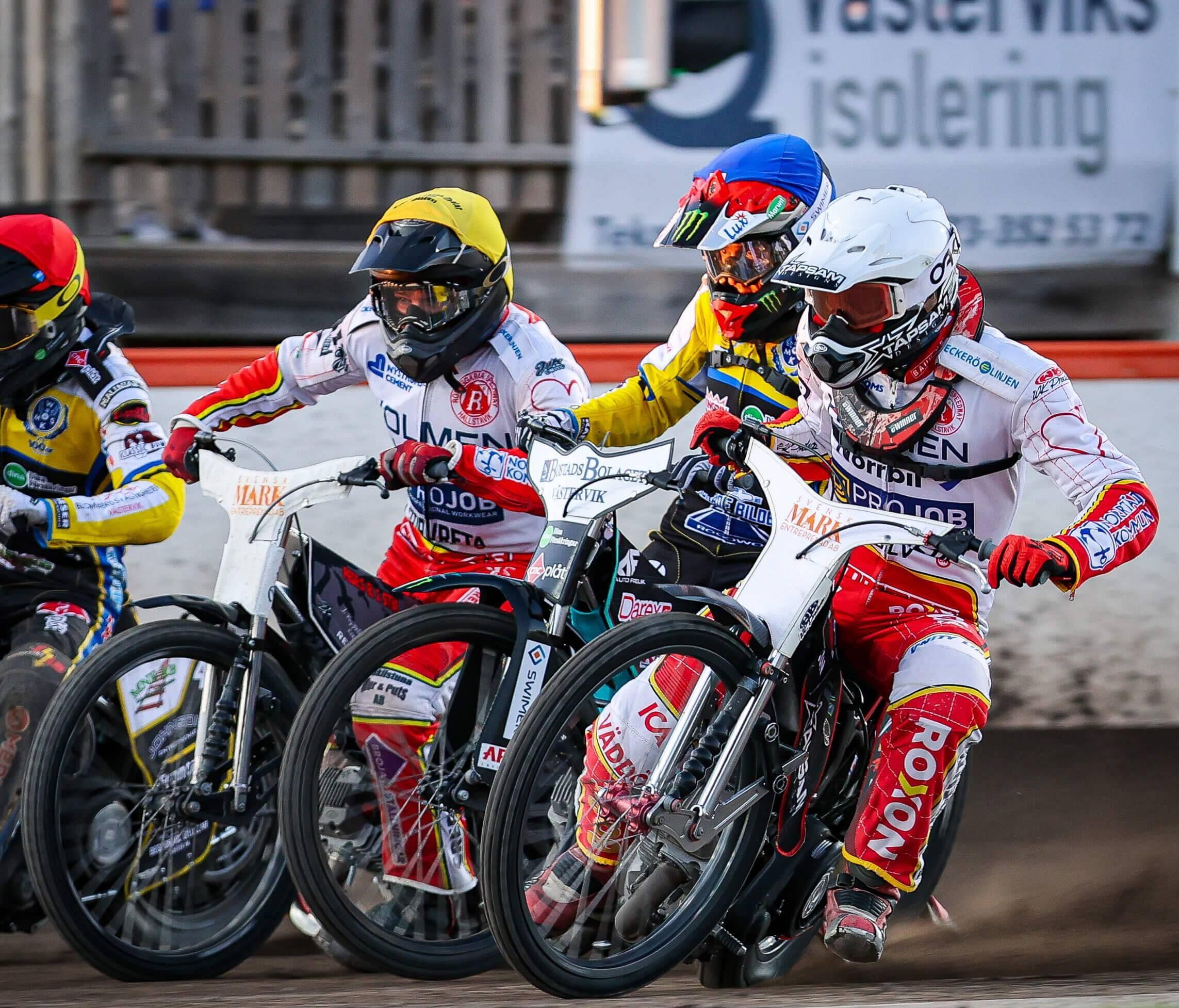 Fyra speedwayförare precis efter starten.