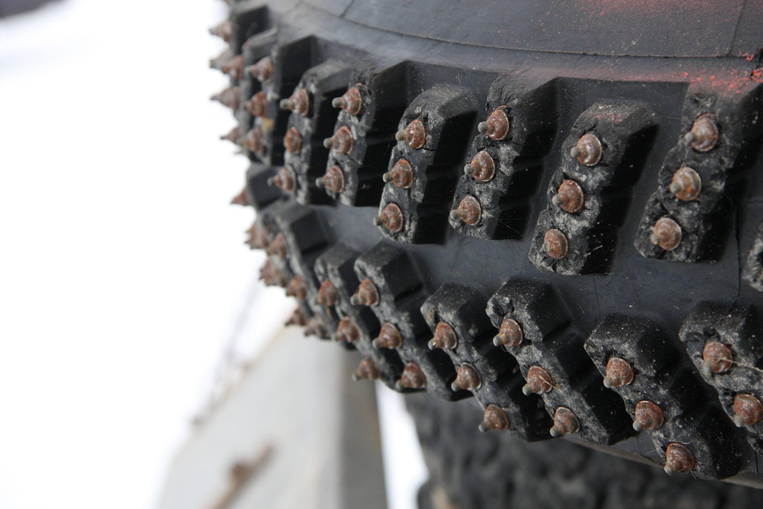 Dubbarna på ett däck anpassad för att köra isbana.