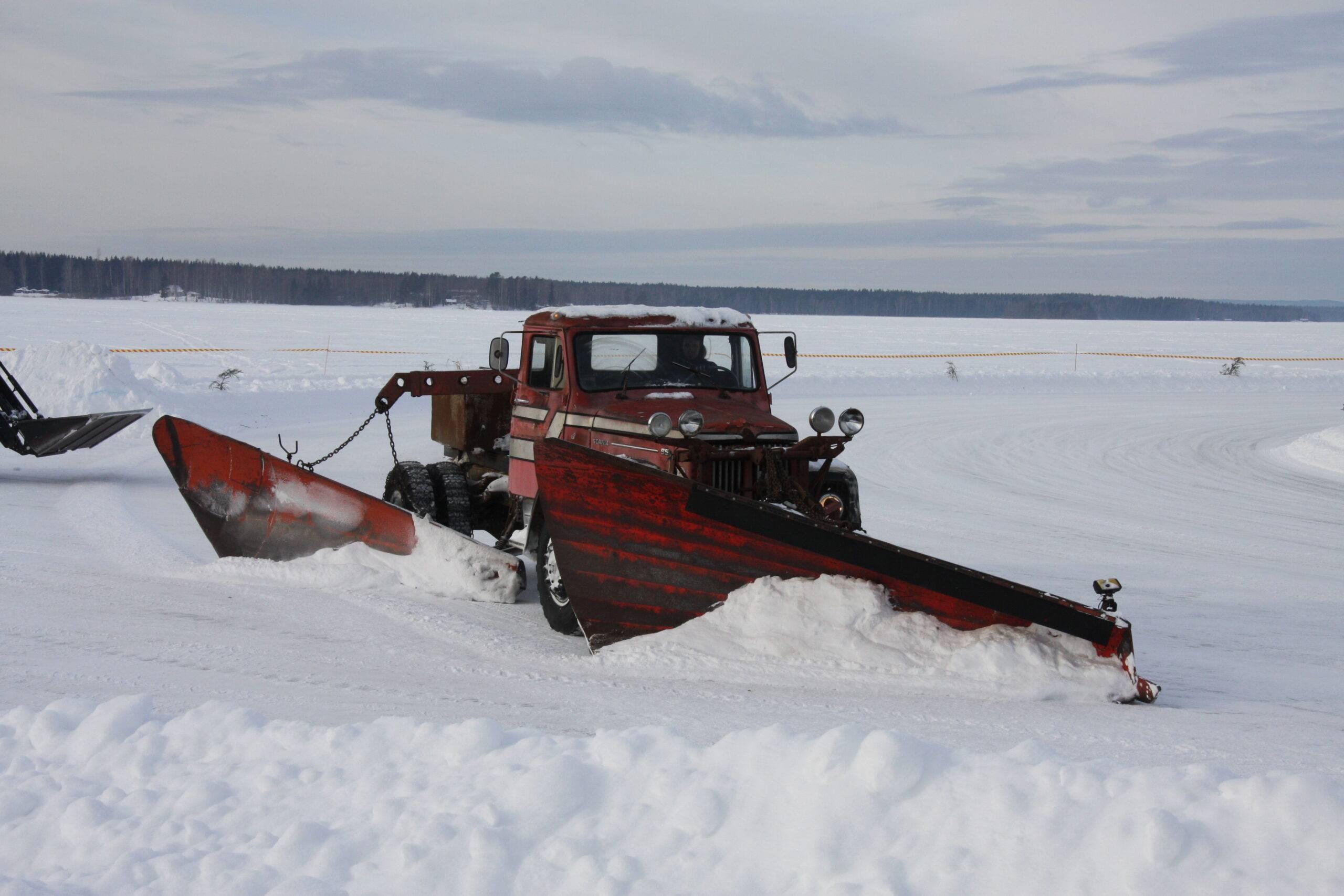 Plogbil på en isbana
