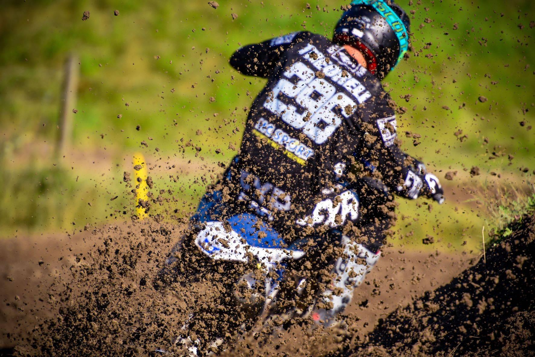 Förare kör motocross