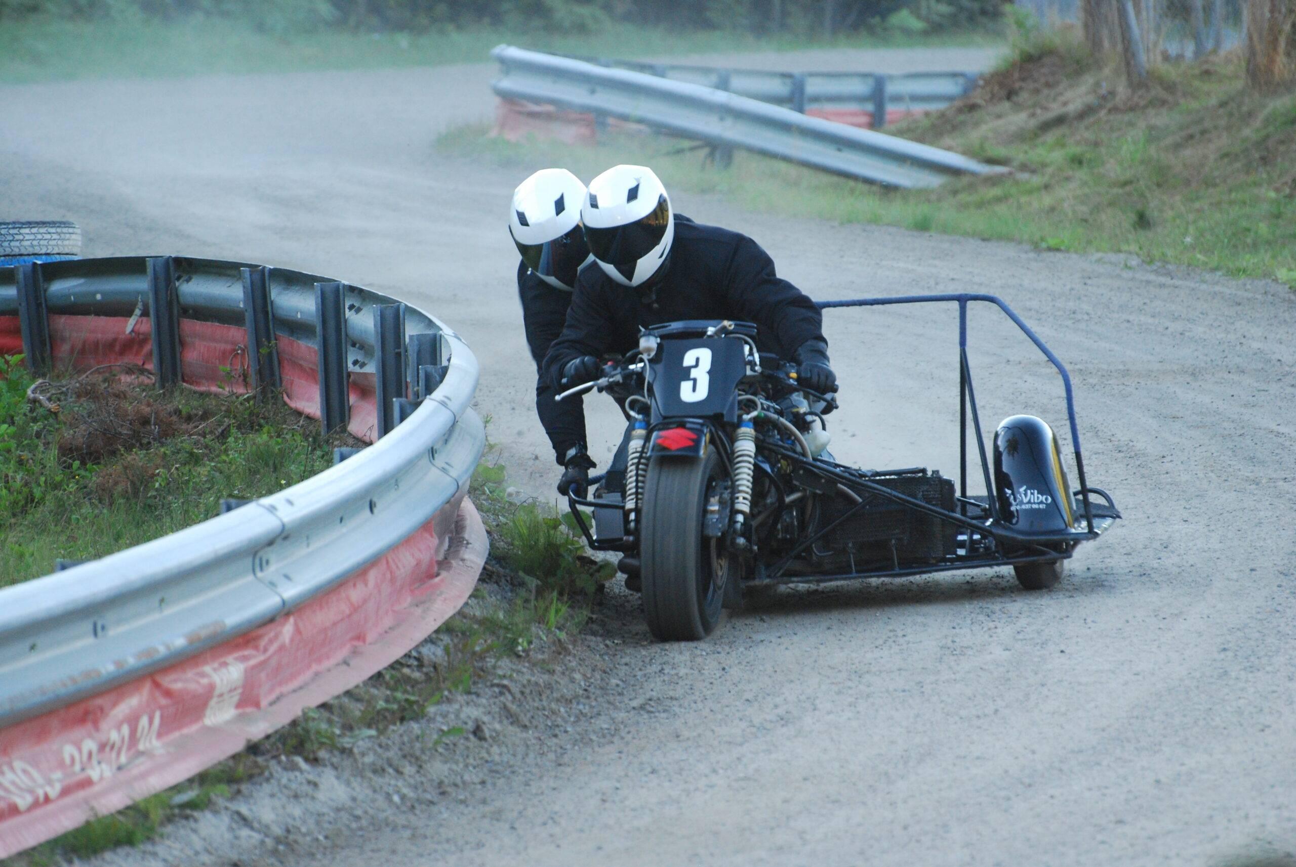 Sidvagnsekipage kör backe