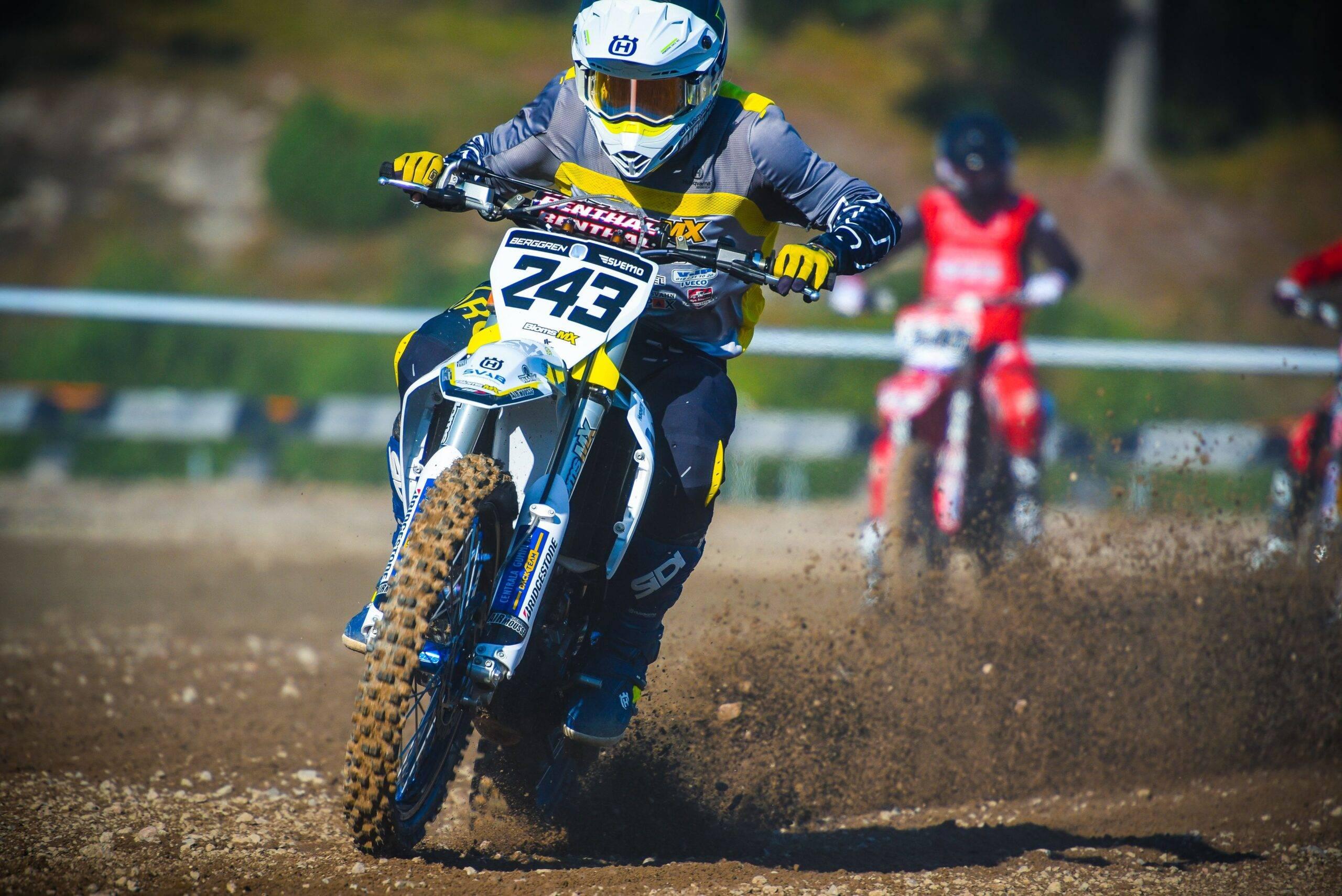 Actionsbild med en förare i motocross