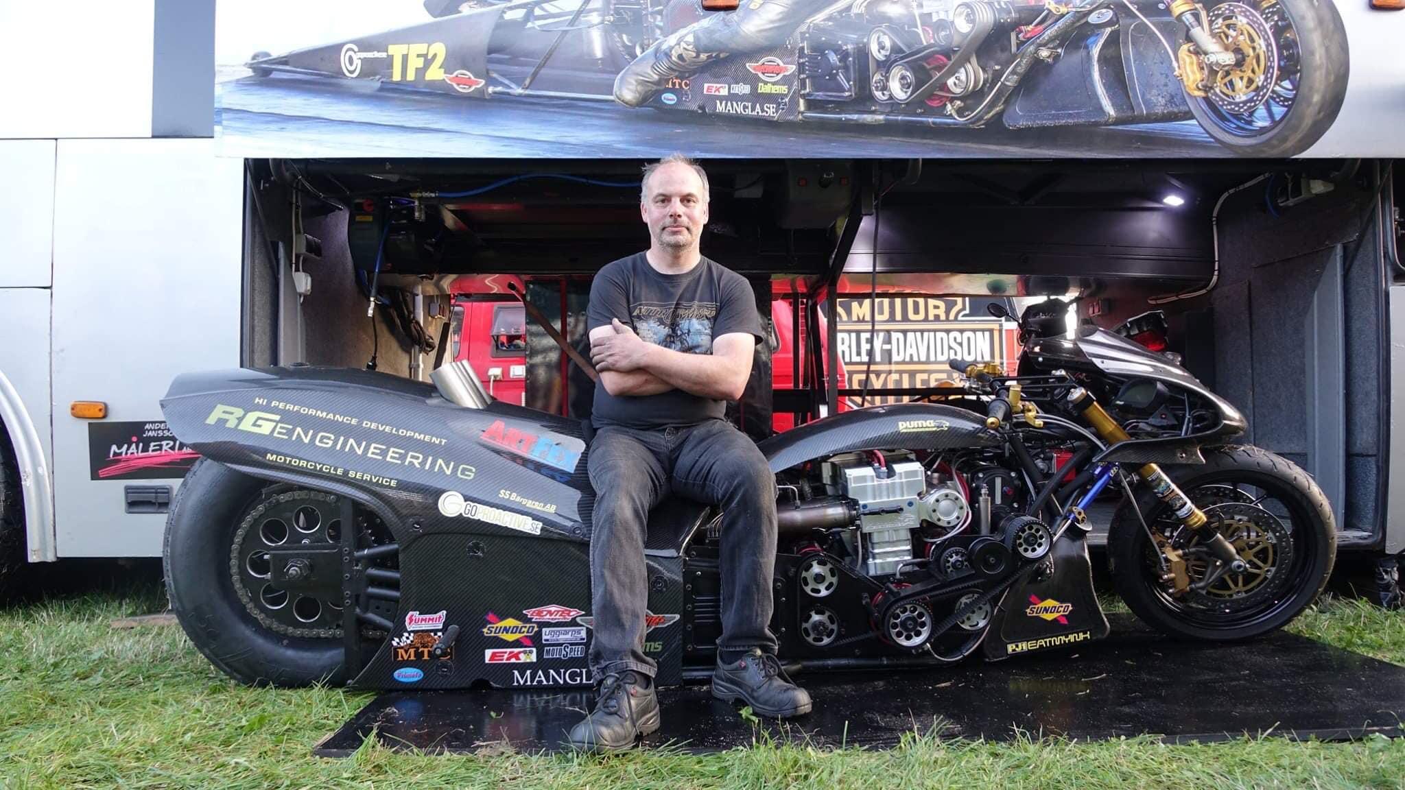 Rikard Gustafsson med sin Top Fuel bike