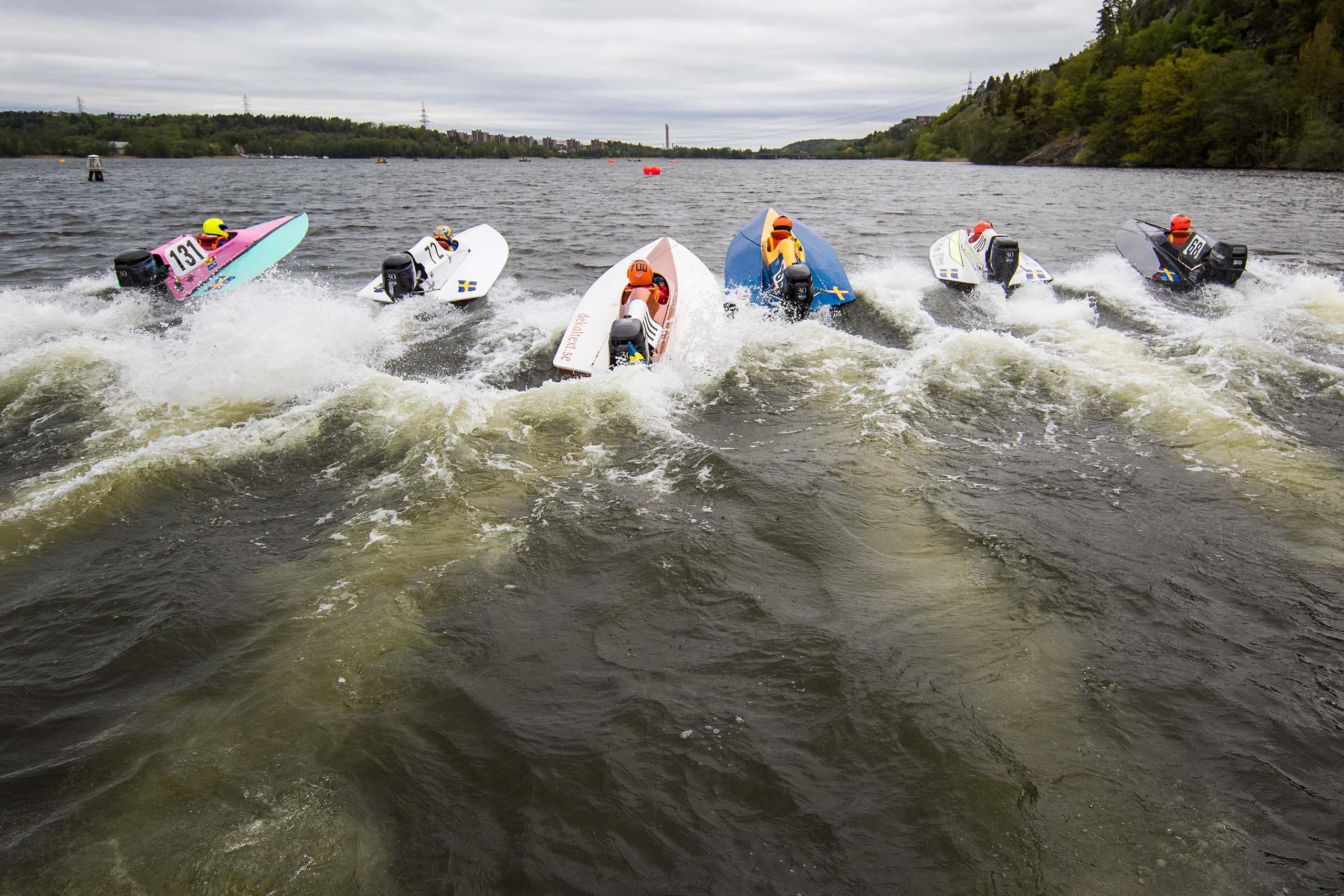 Unga förare i i varsin båt på väg ut mot banan