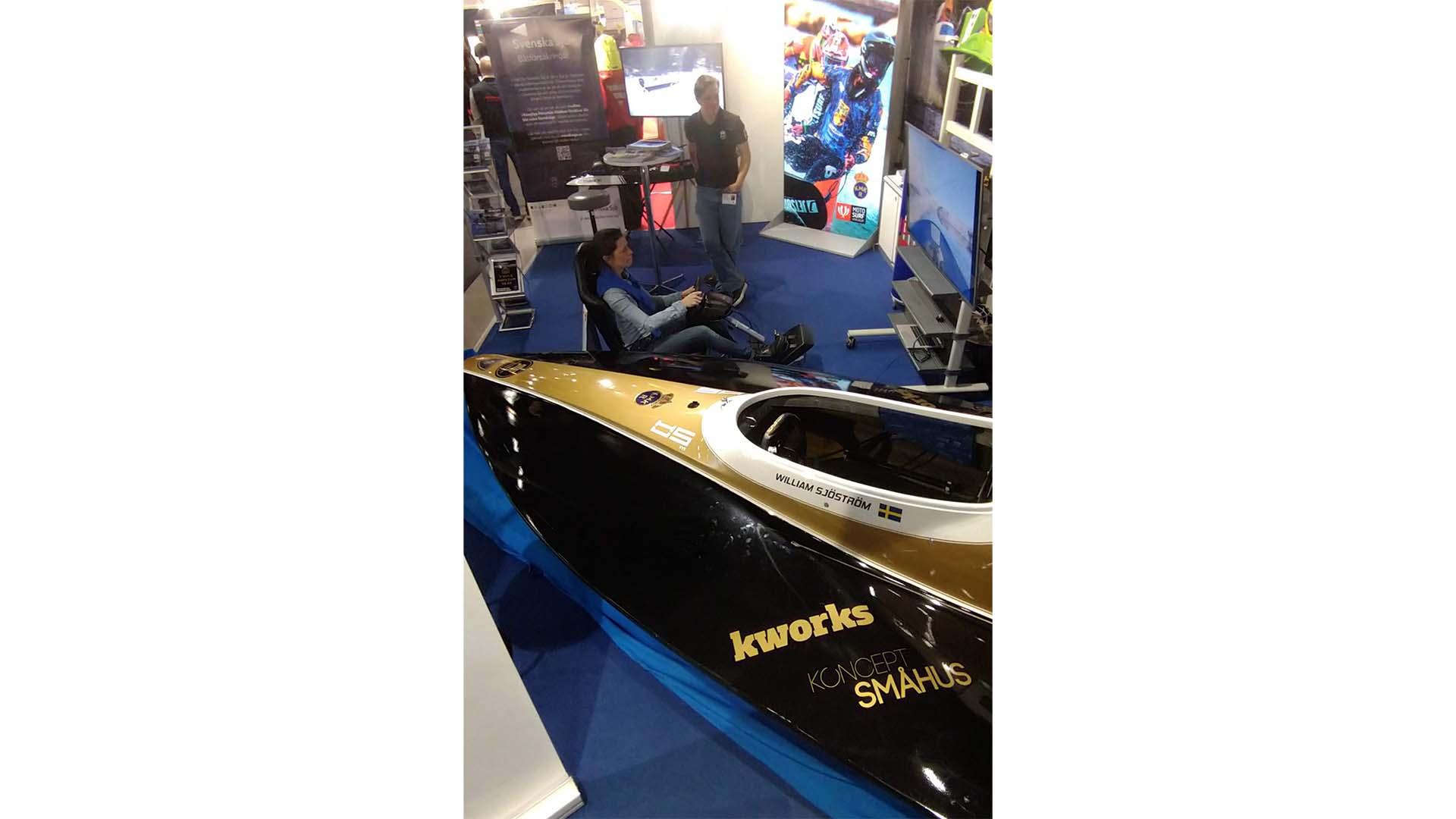 En offshore båt i Svemos monter under mässan Allt för sjön 2023